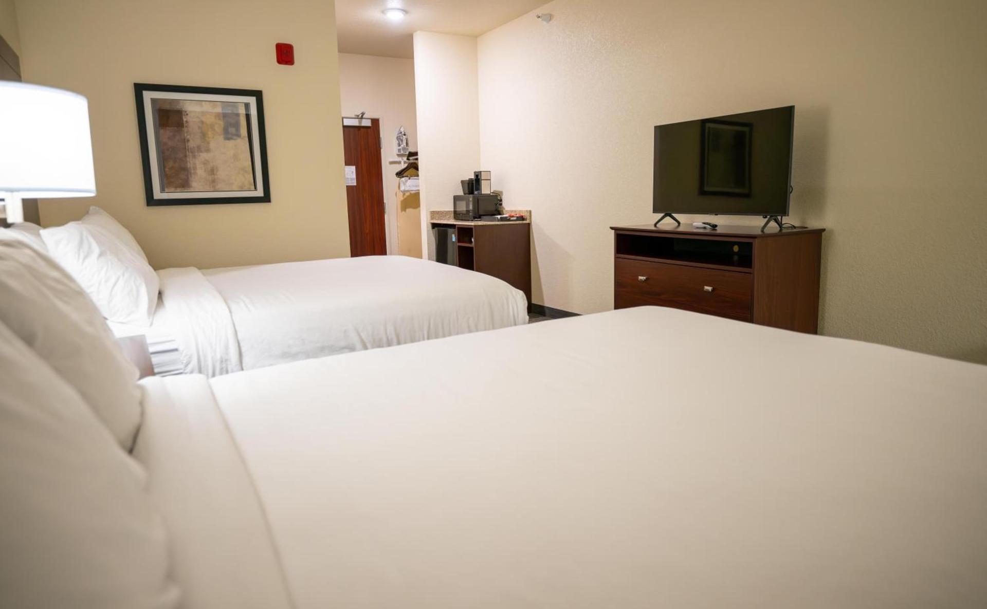 Cobblestone Hotel & Suites - Lamar photo 14