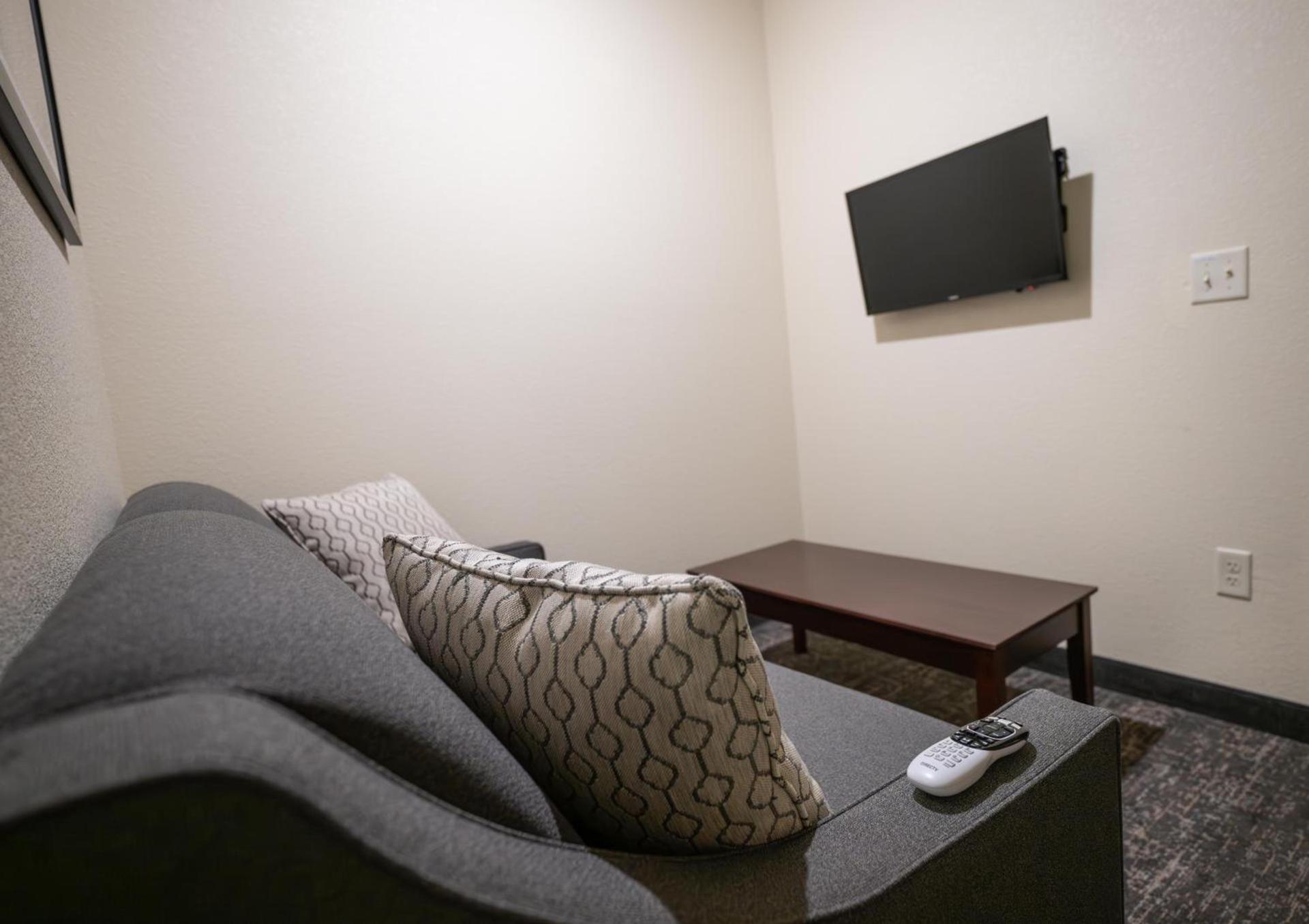Cobblestone Hotel & Suites - Lamar photo 16