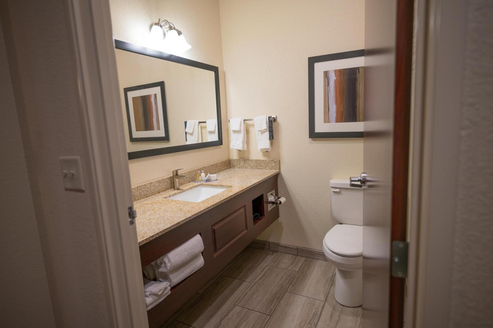 Cobblestone Hotel & Suites - Lamar photo 17