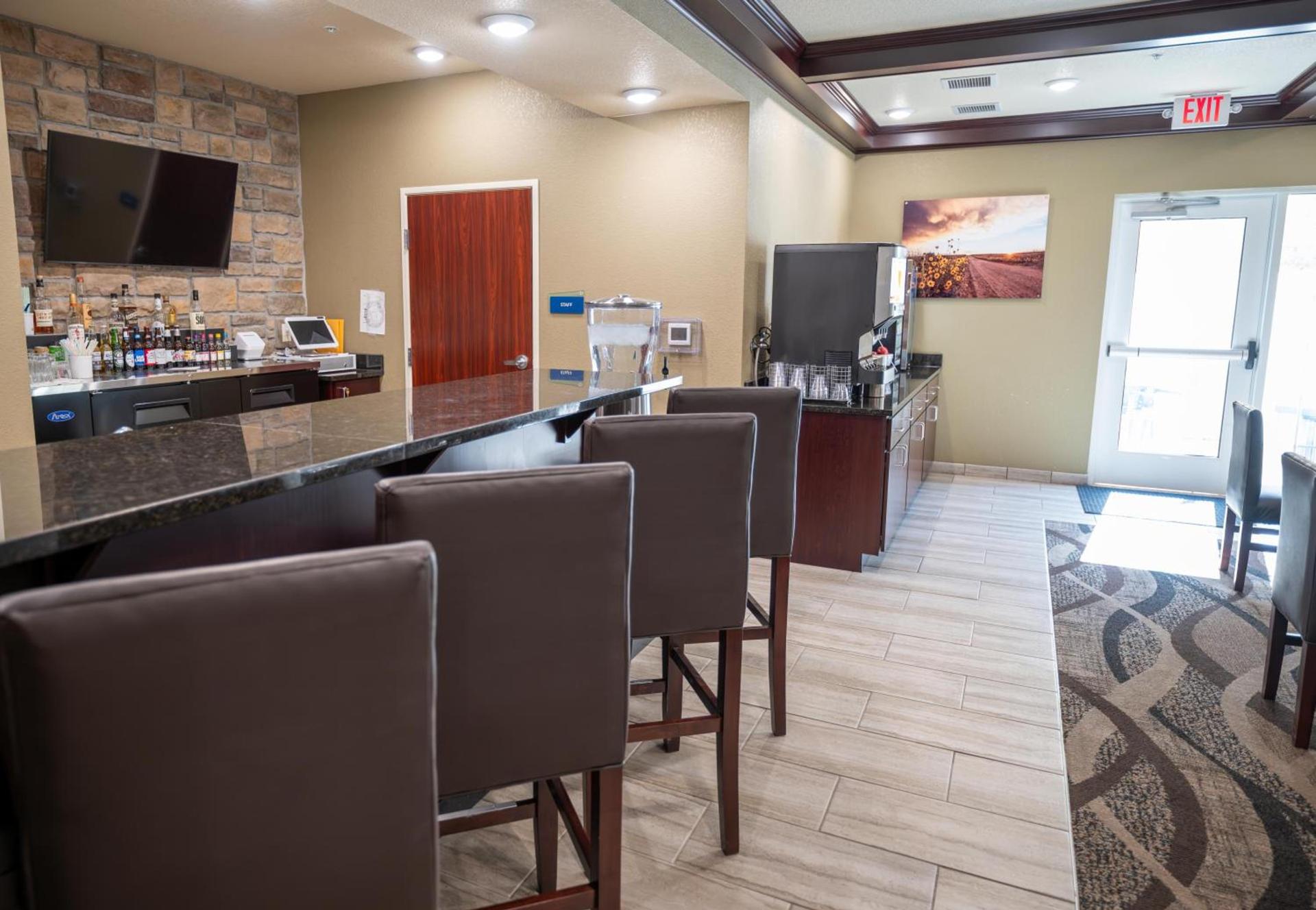 Cobblestone Hotel & Suites - Lamar photo 22