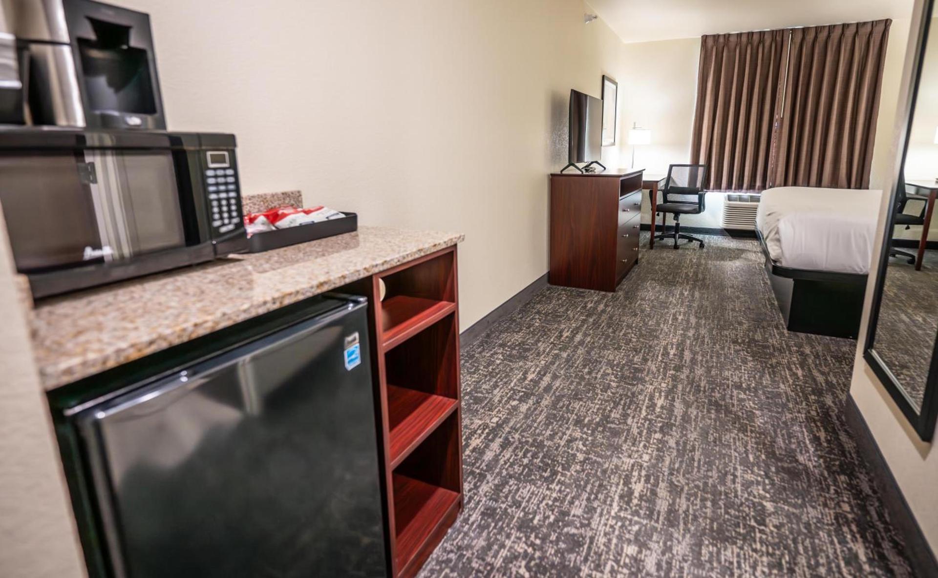 Cobblestone Hotel & Suites - Lamar photo 19