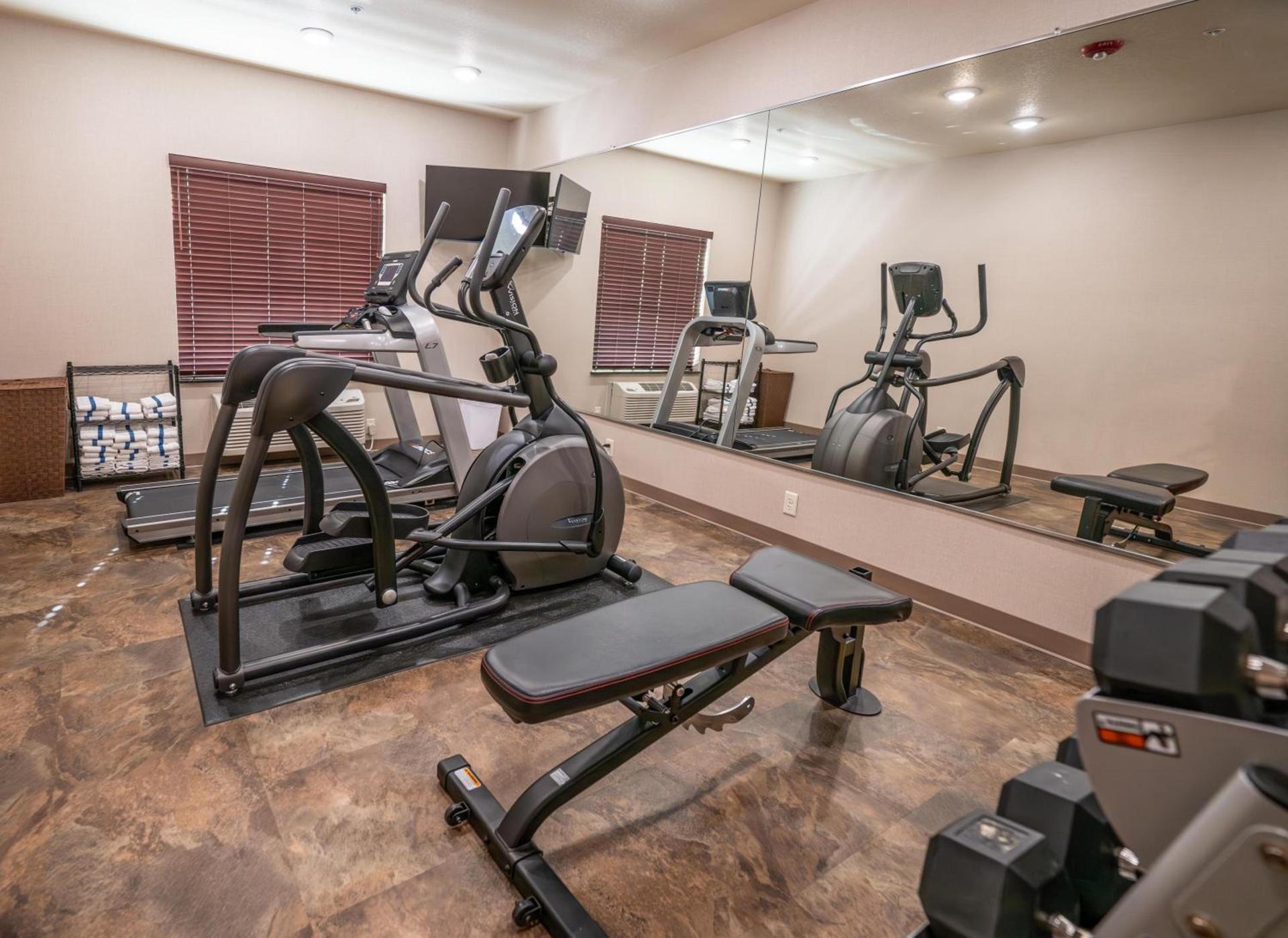 Cobblestone Hotel & Suites - Lamar photo 20