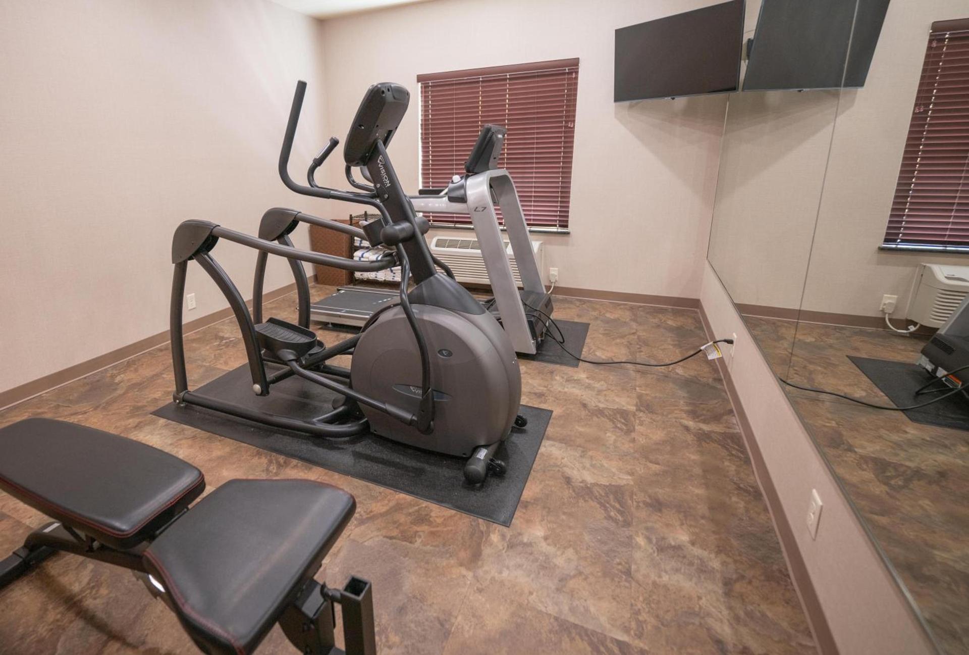 Cobblestone Hotel & Suites - Lamar photo 26