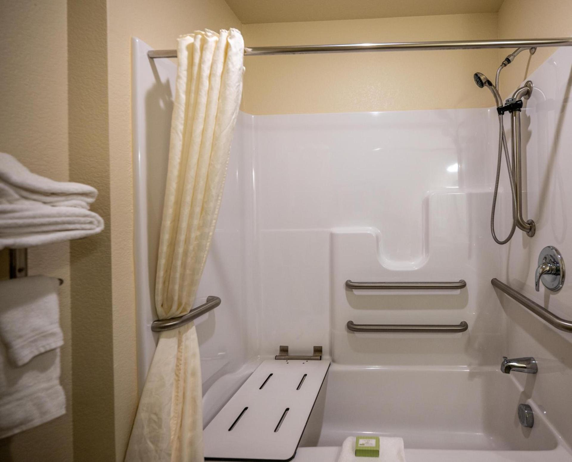 Cobblestone Hotel & Suites - Lamar photo 31