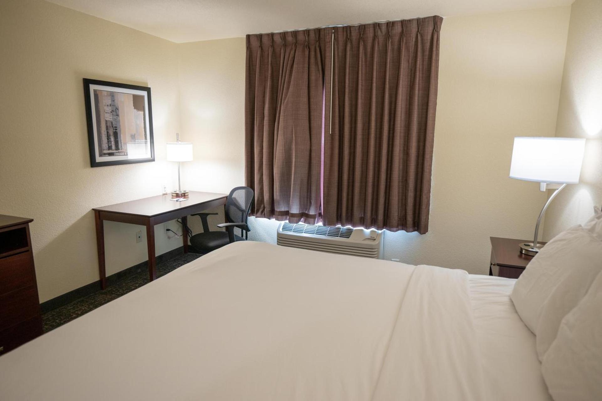 Cobblestone Hotel & Suites - Lamar photo 35