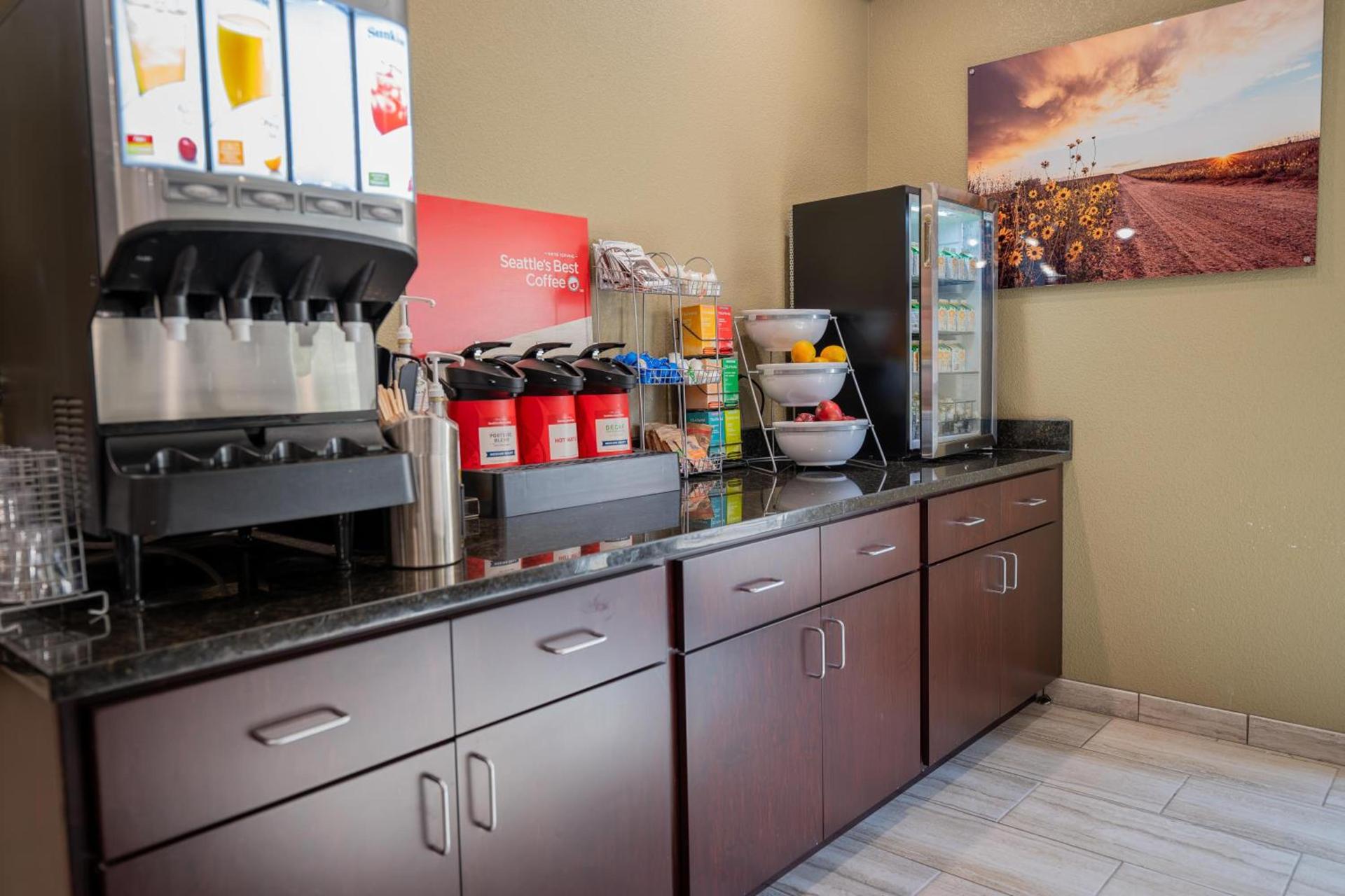 Cobblestone Hotel & Suites - Lamar photo 34