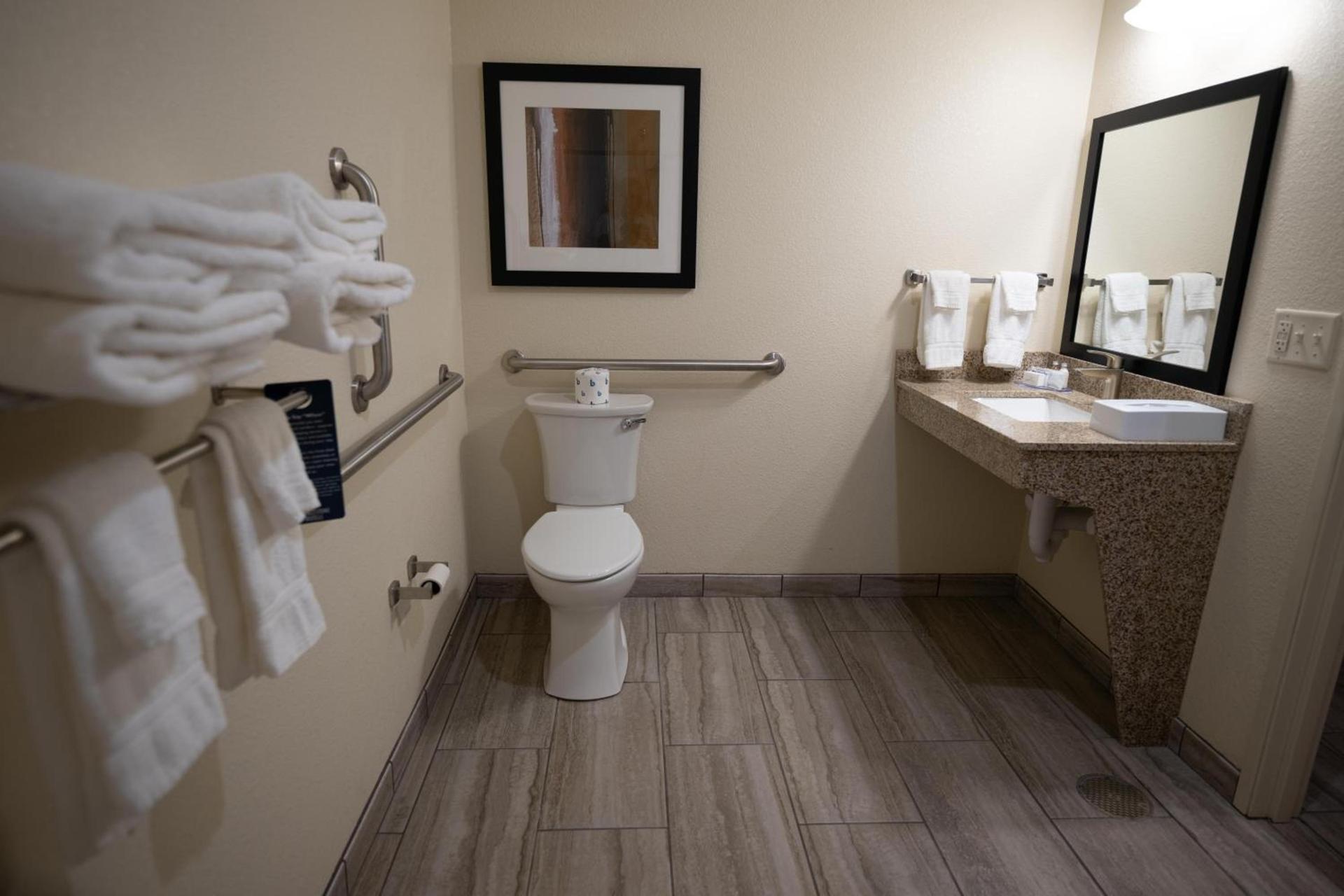 Cobblestone Hotel & Suites - Lamar photo 33