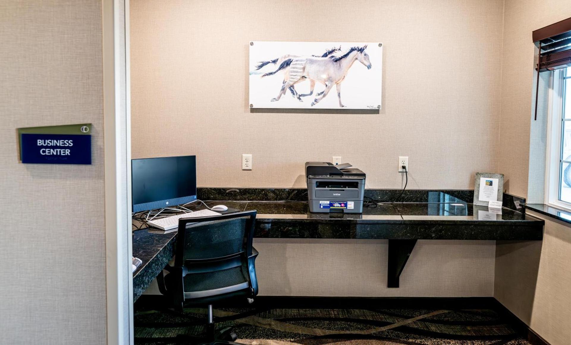 Cobblestone Hotel & Suites - Lamar photo 32