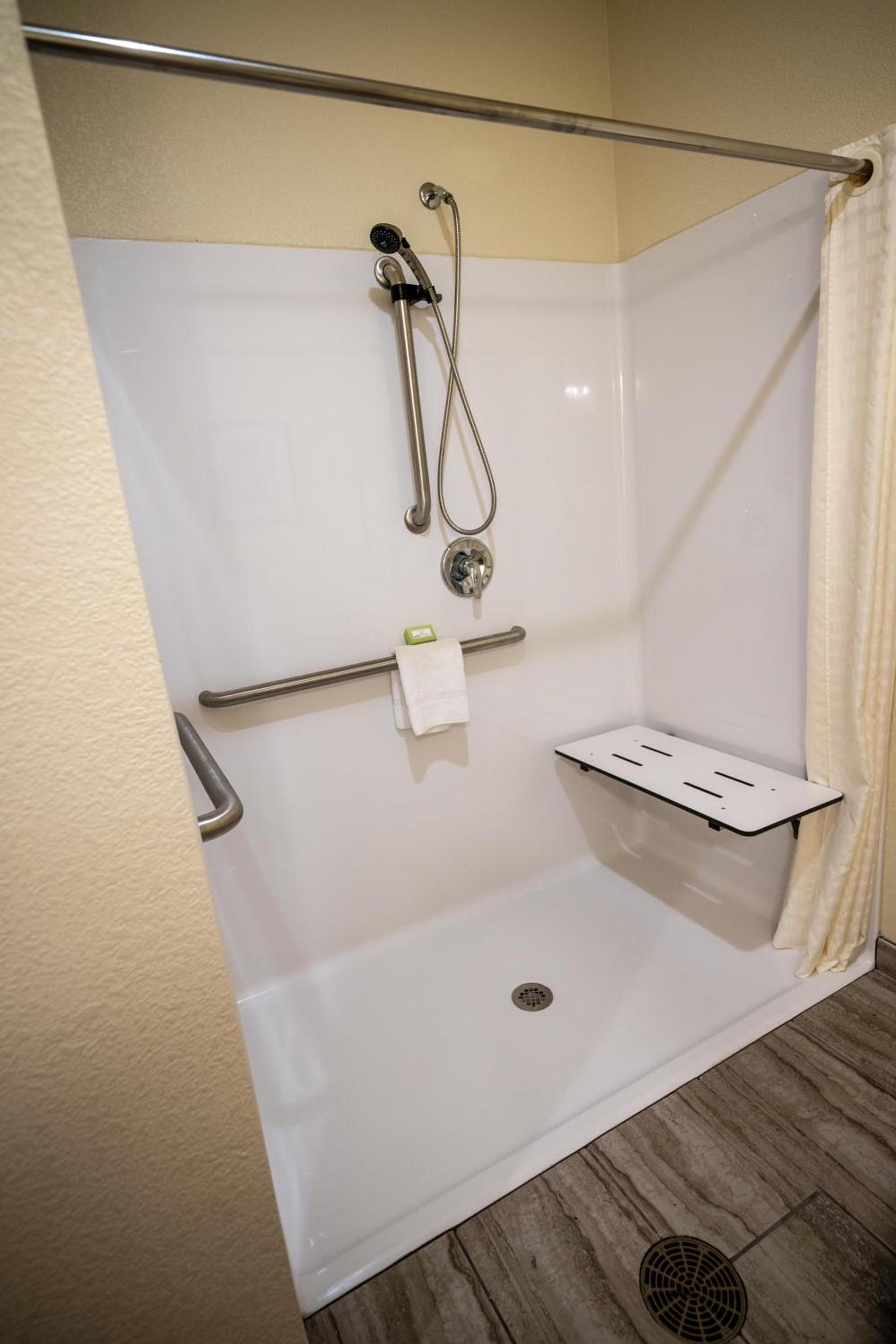 Cobblestone Hotel & Suites - Lamar photo 39