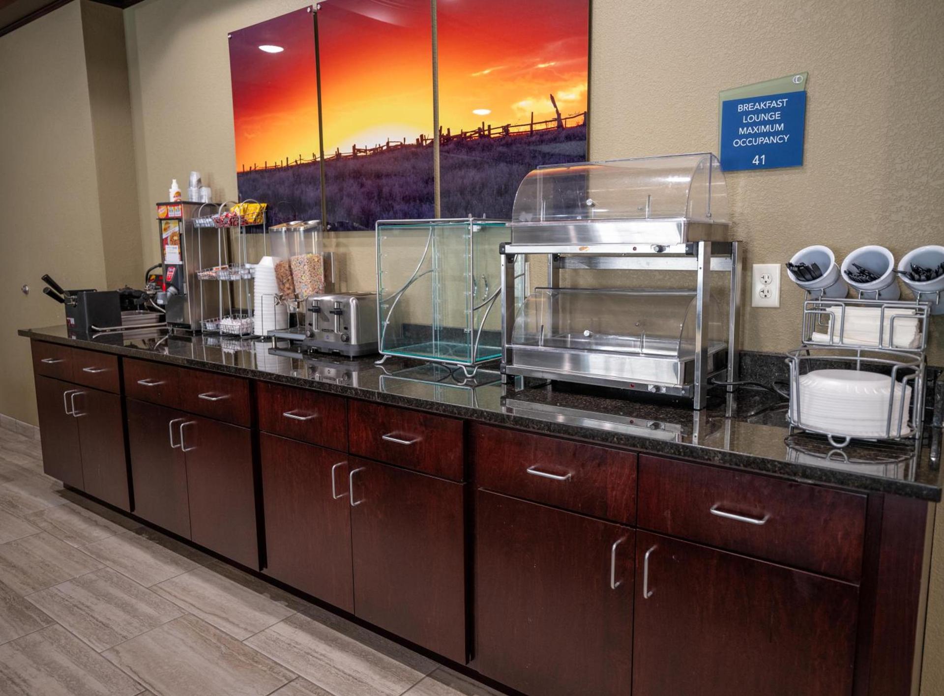Cobblestone Hotel & Suites - Lamar photo 42
