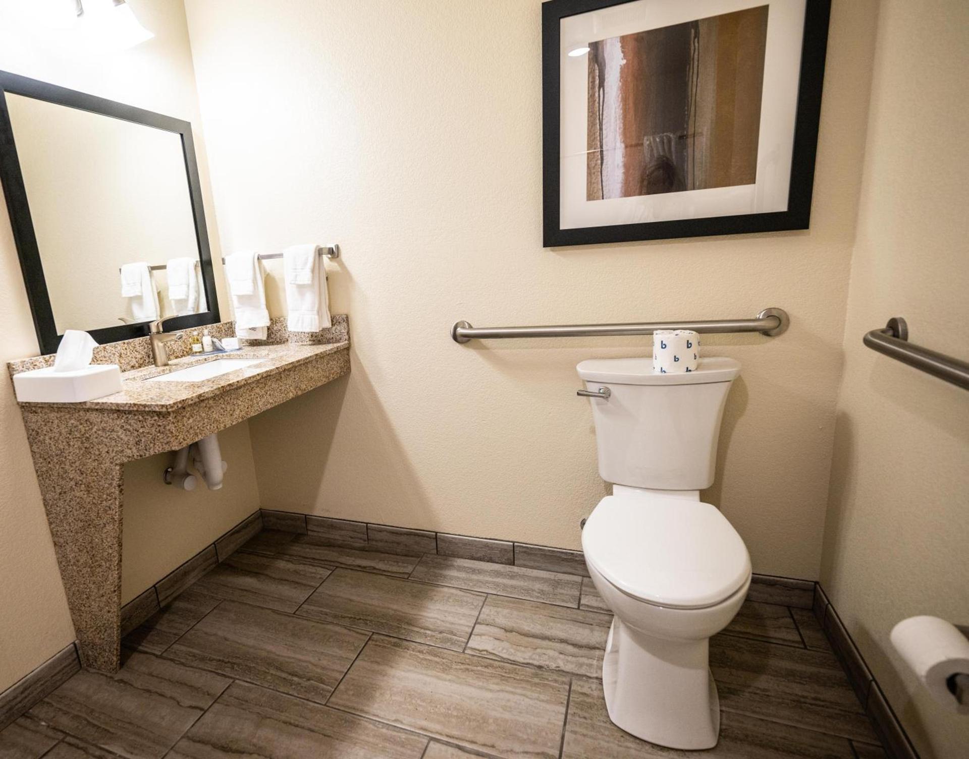 Cobblestone Hotel & Suites - Lamar photo 41