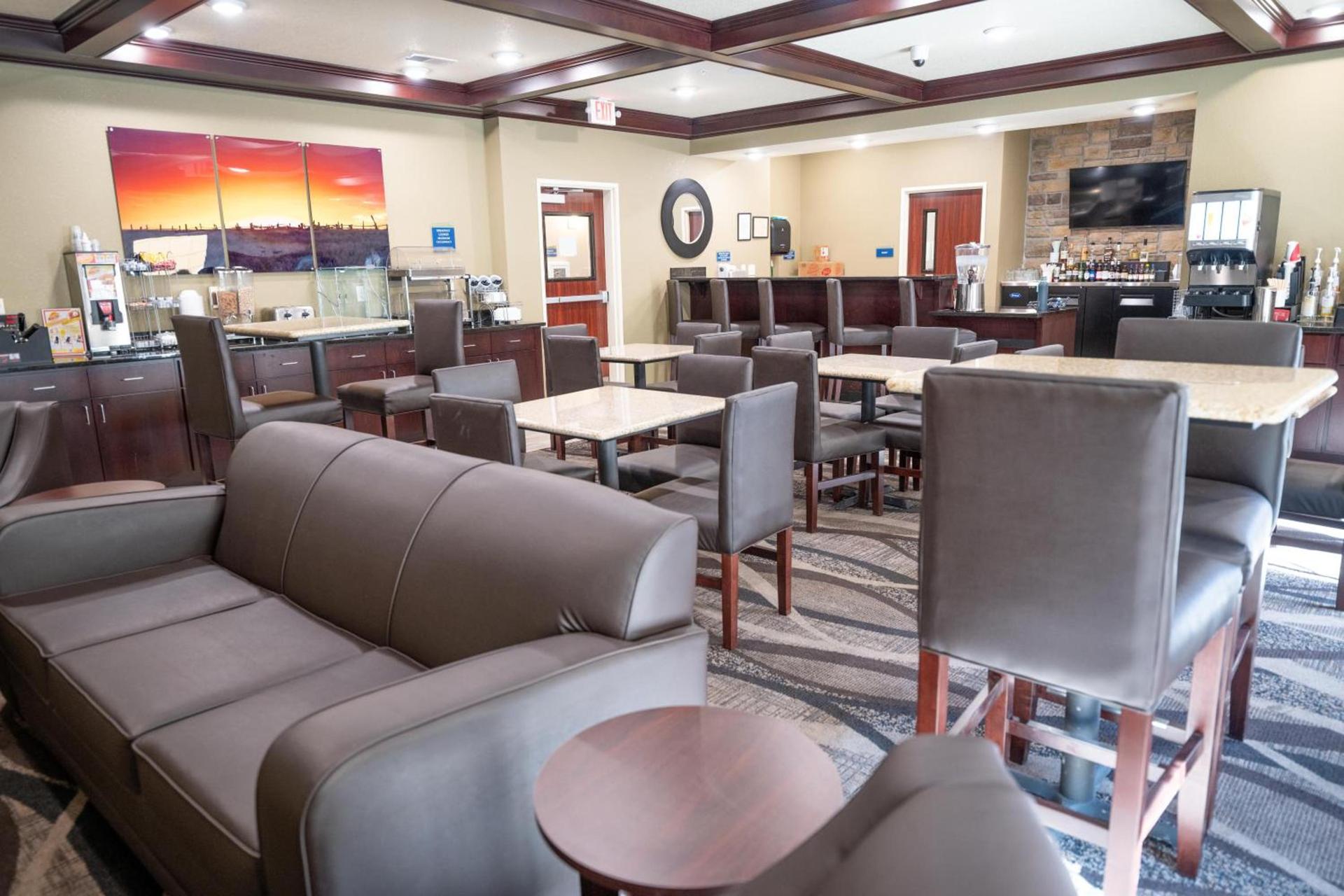 Cobblestone Hotel & Suites - Lamar photo 44