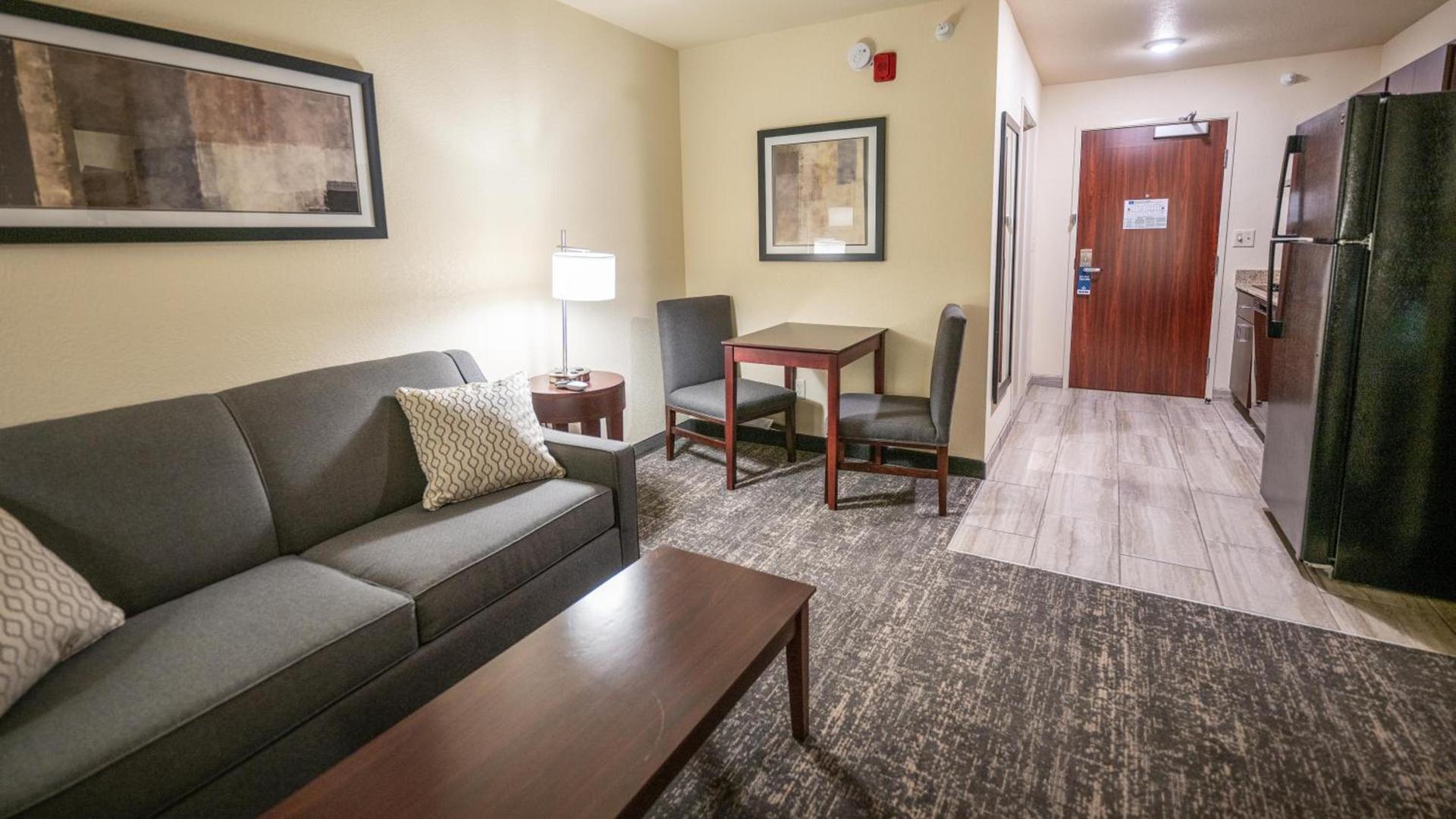 Cobblestone Hotel & Suites - Lamar photo 4
