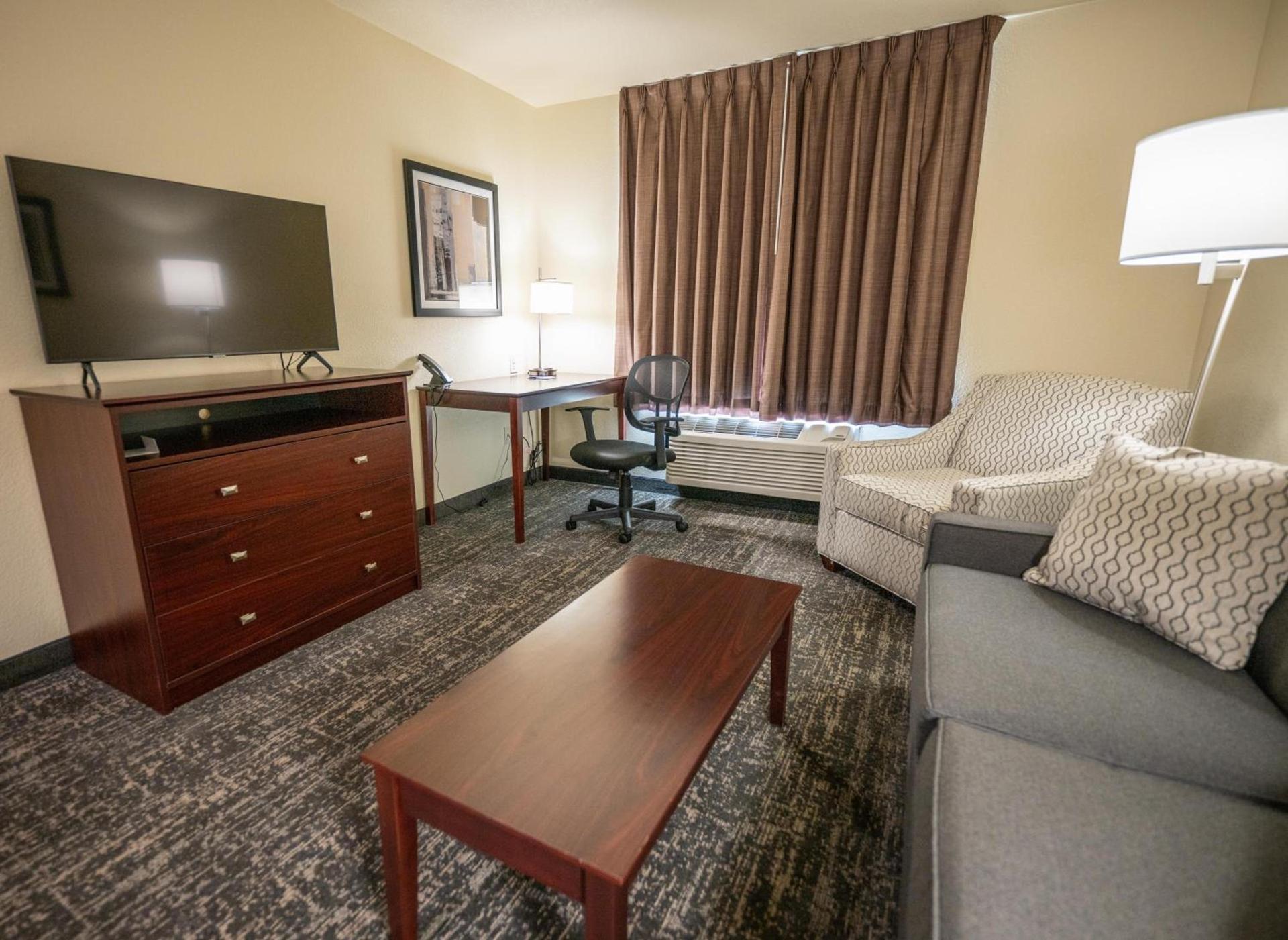 Cobblestone Hotel & Suites - Lamar photo 56