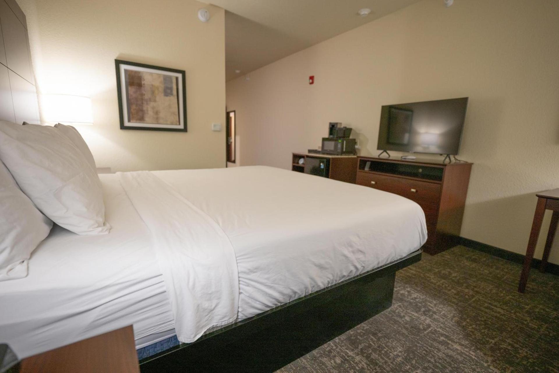 Cobblestone Hotel & Suites - Lamar photo 62