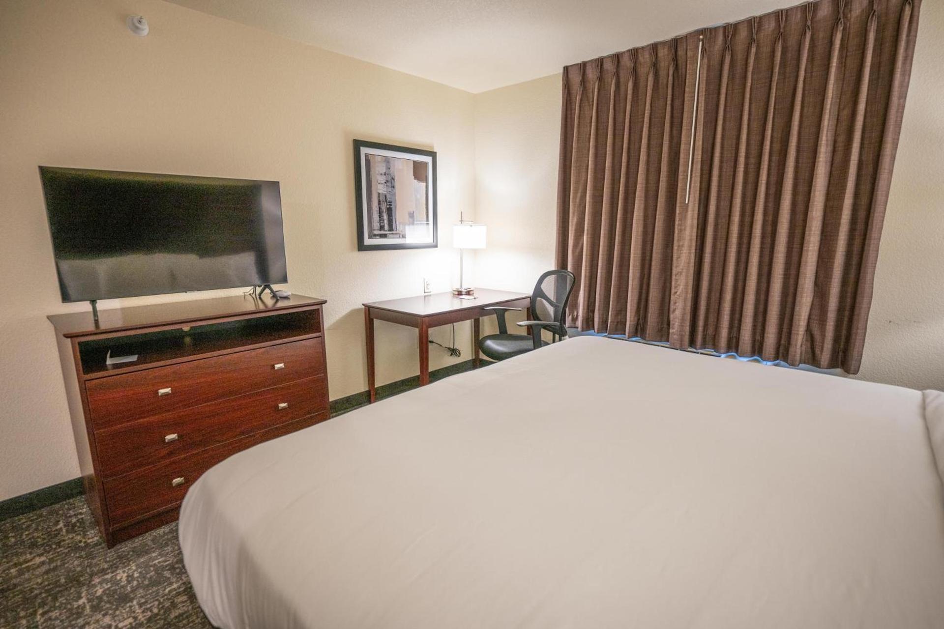Cobblestone Hotel & Suites - Lamar photo 63