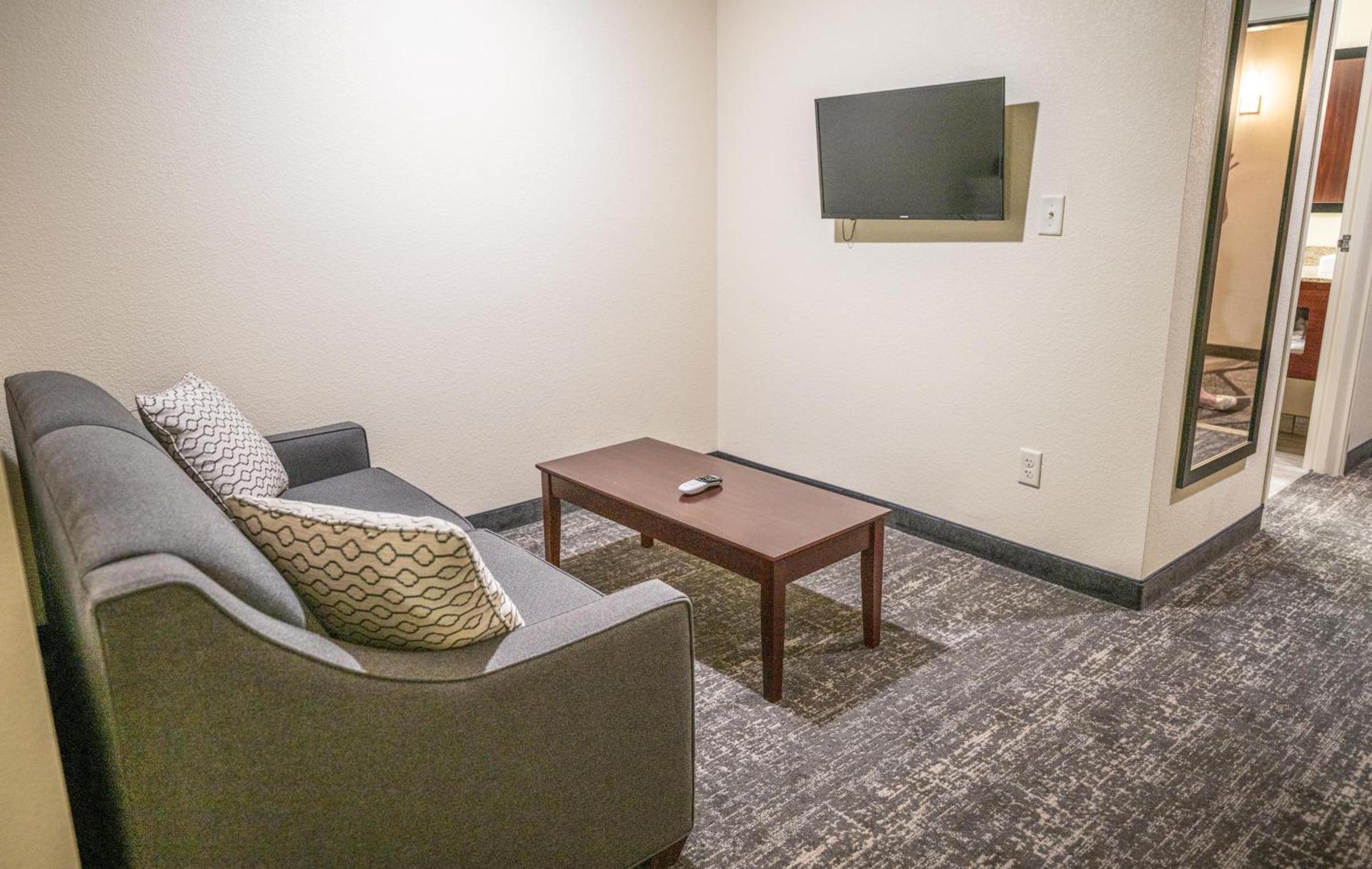Cobblestone Hotel & Suites - Lamar photo 70