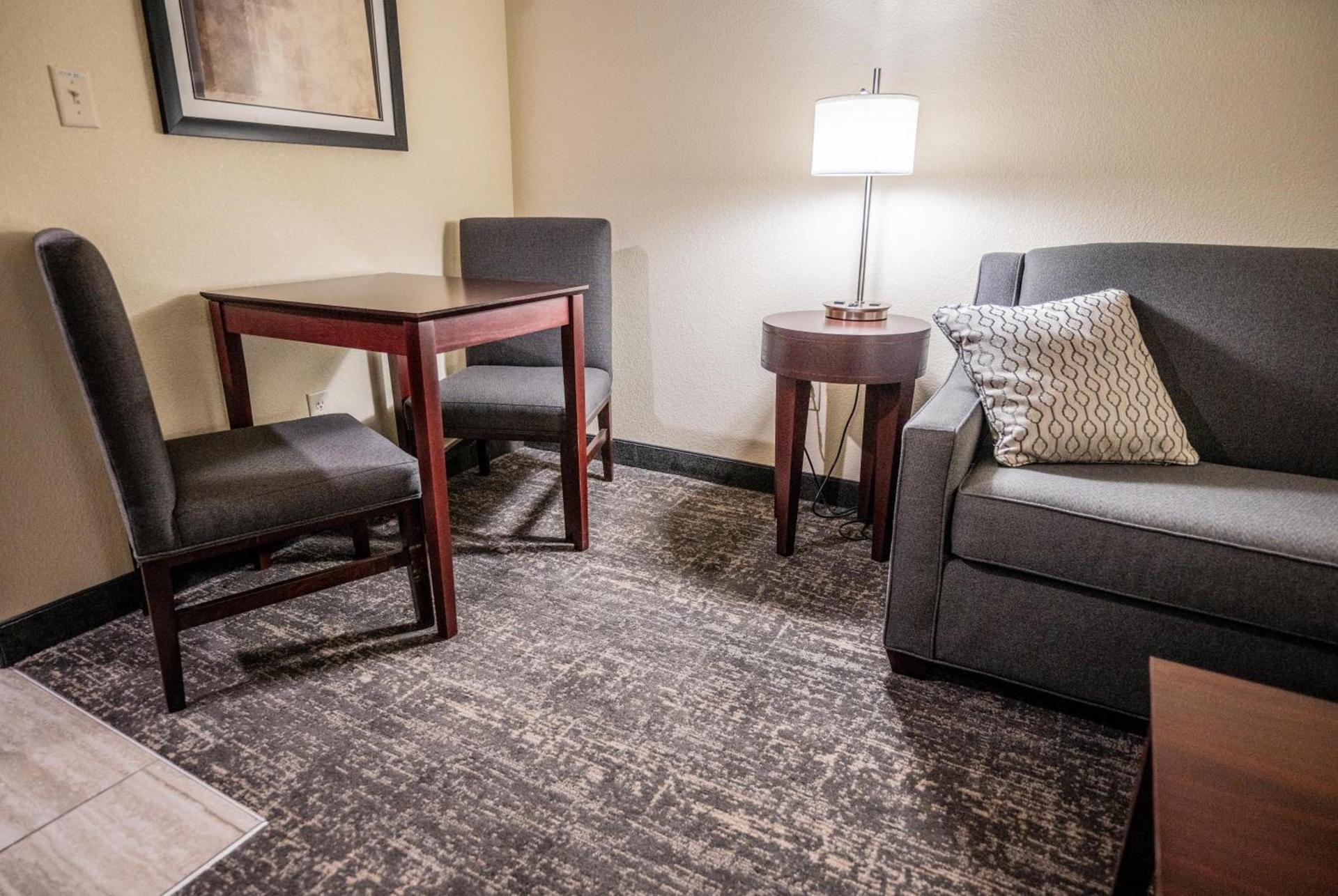 Cobblestone Hotel & Suites - Lamar photo 74