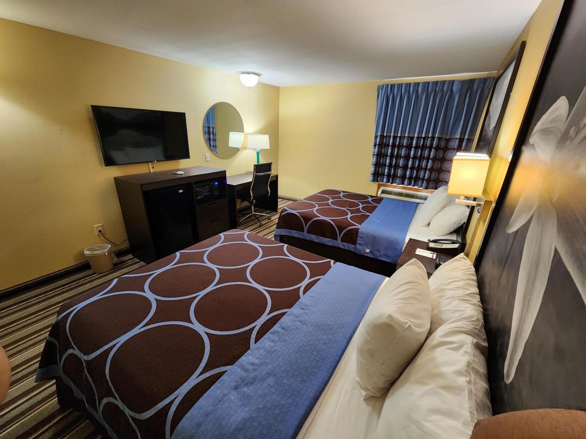 Super 8 by Wyndham Pine Bluff photo 14