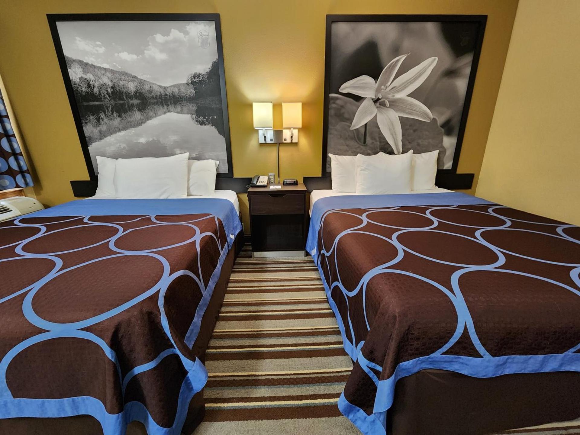 Super 8 by Wyndham Pine Bluff photo 26