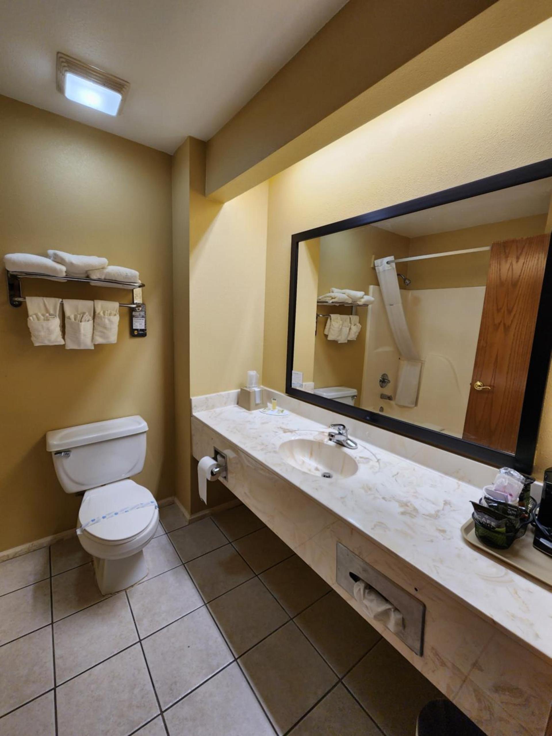 Super 8 by Wyndham Pine Bluff photo 28