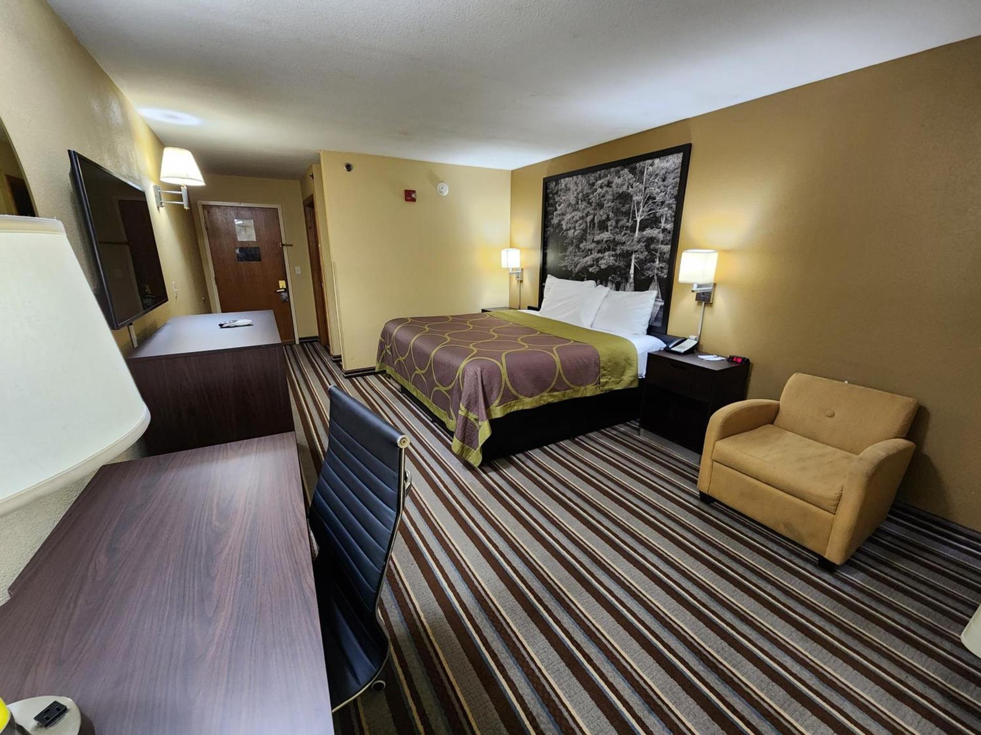 Super 8 by Wyndham Pine Bluff photo 25