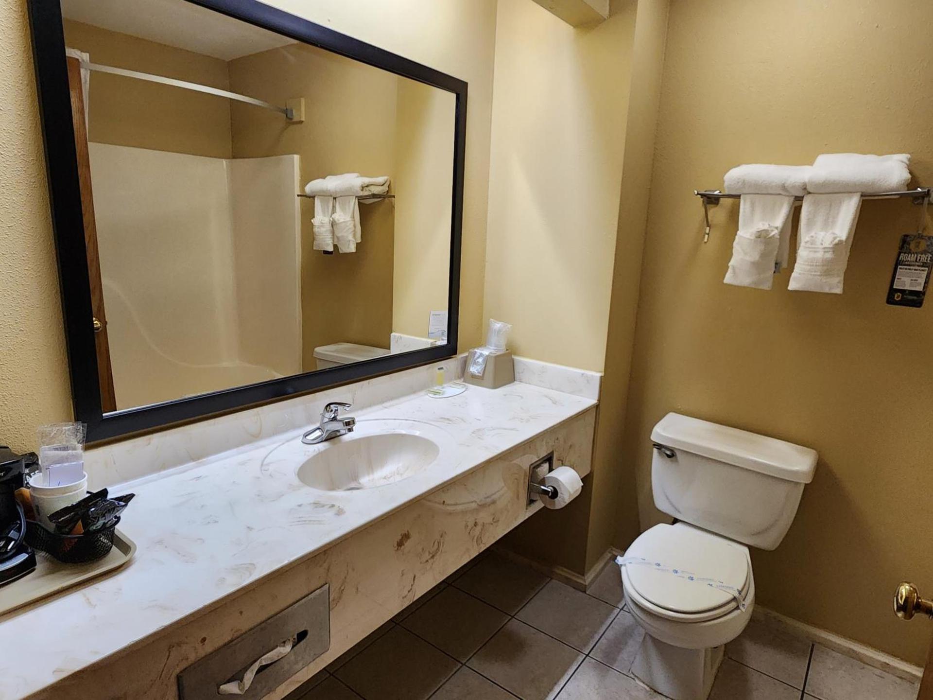 Super 8 by Wyndham Pine Bluff photo 23