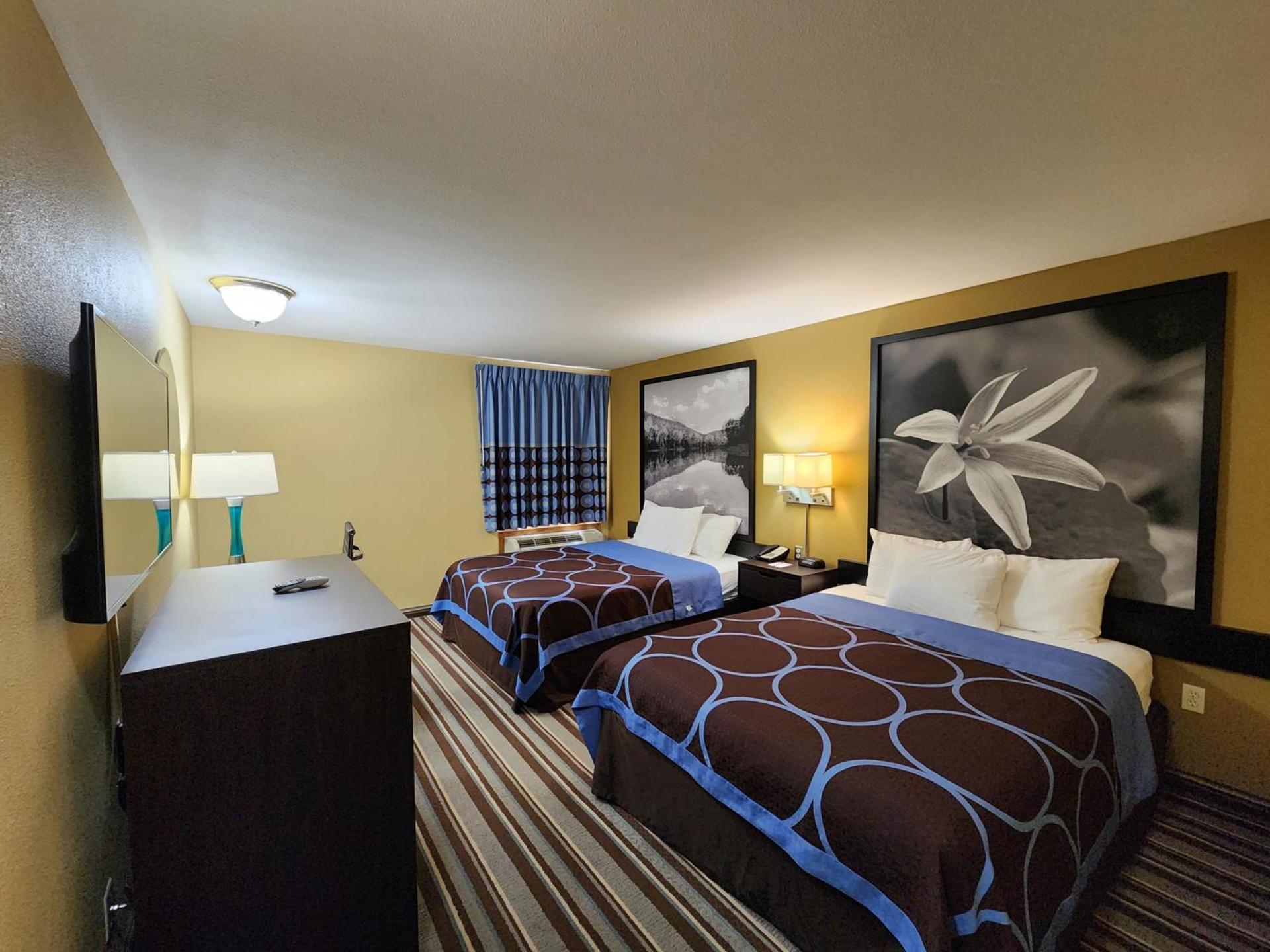 Super 8 by Wyndham Pine Bluff photo 12