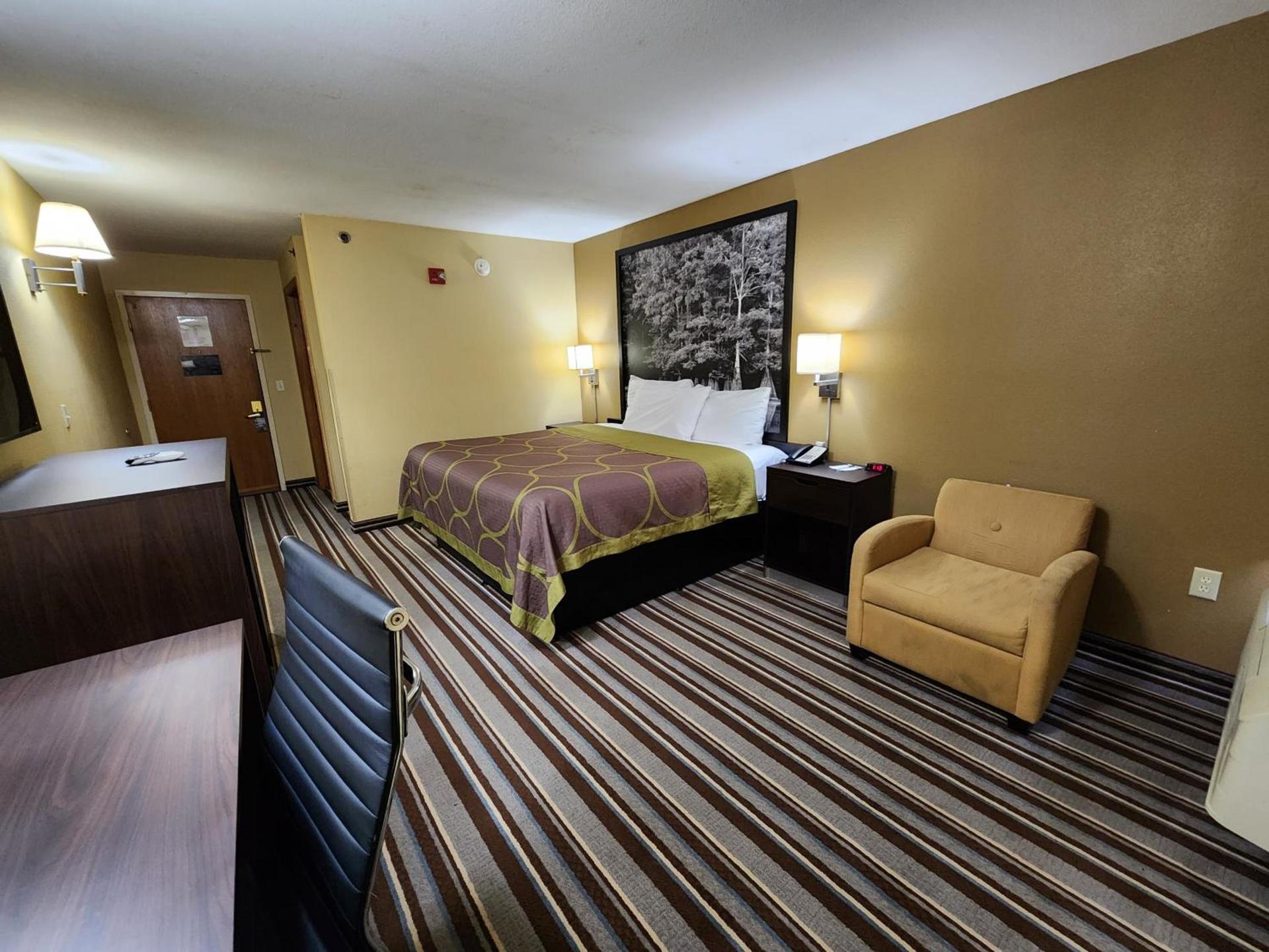 Super 8 by Wyndham Pine Bluff photo 13