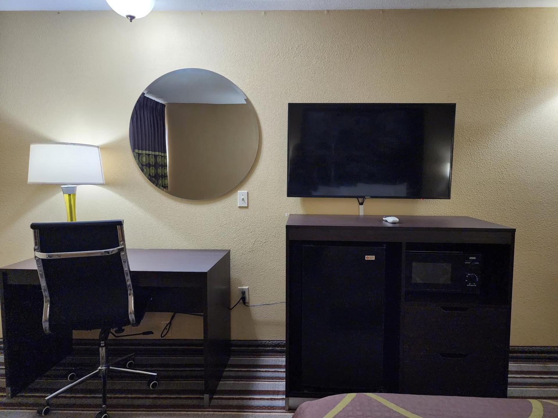 Super 8 by Wyndham Pine Bluff photo 24