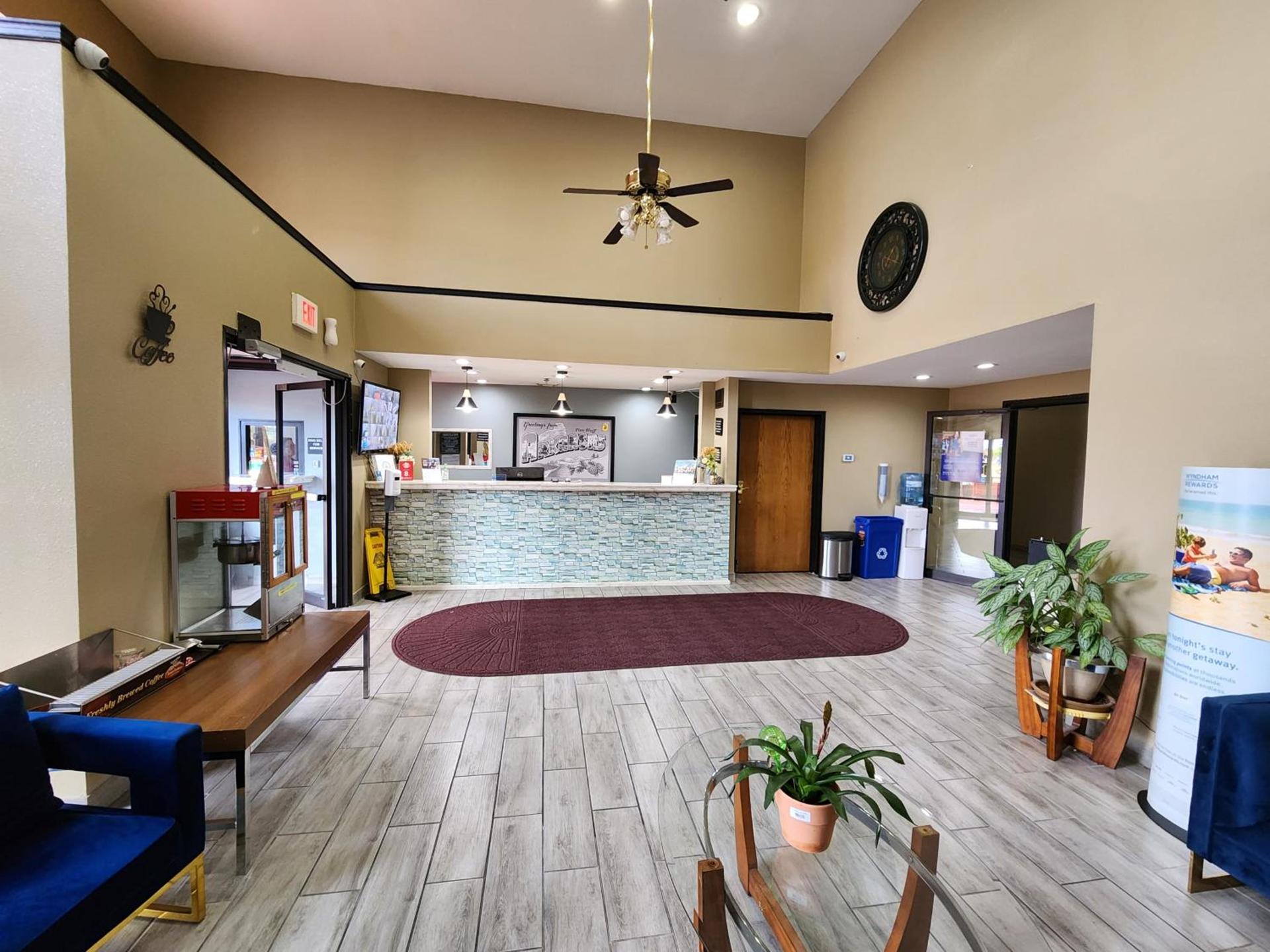 Super 8 by Wyndham Pine Bluff photo 30