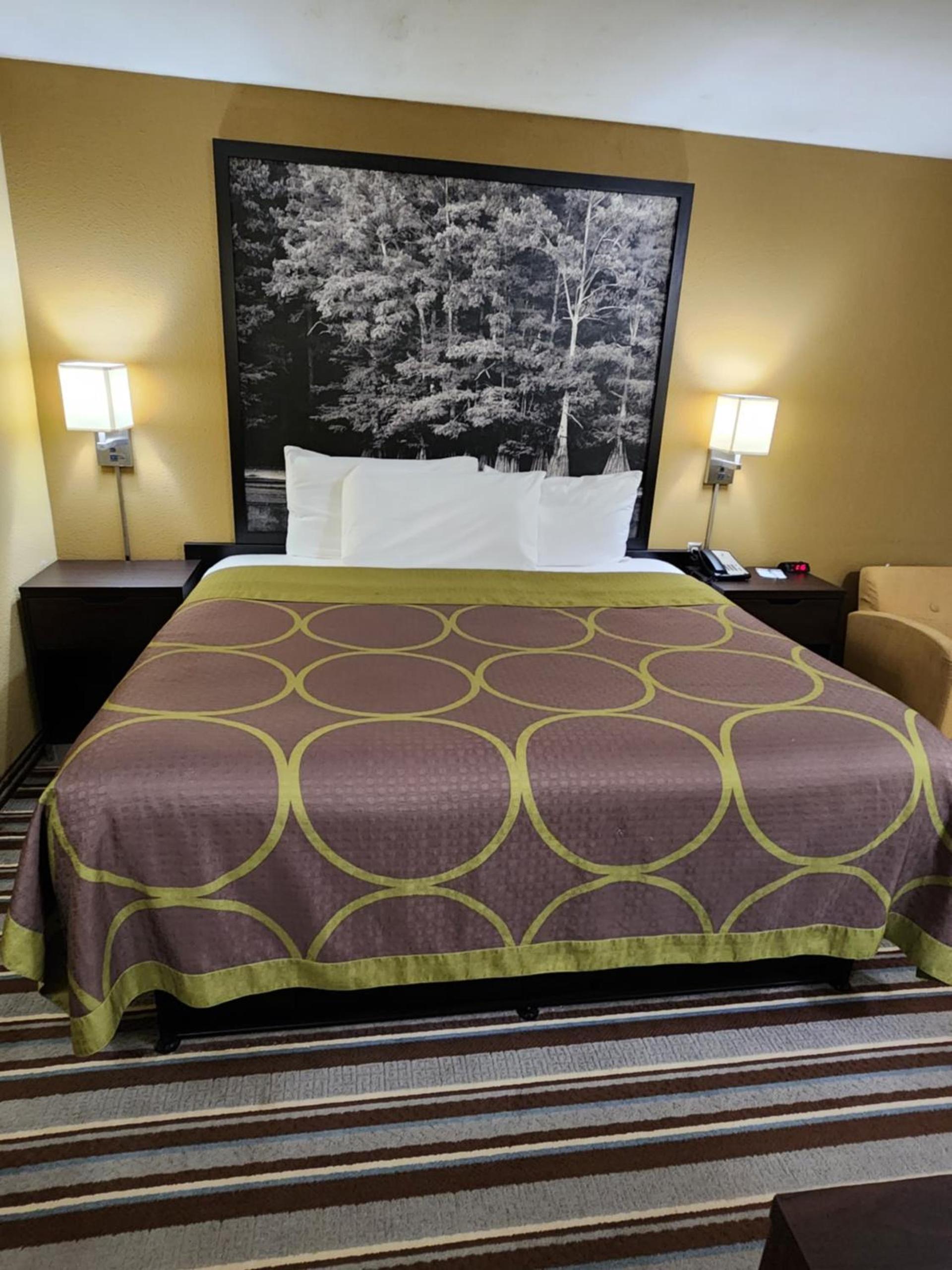 Super 8 by Wyndham Pine Bluff photo 11