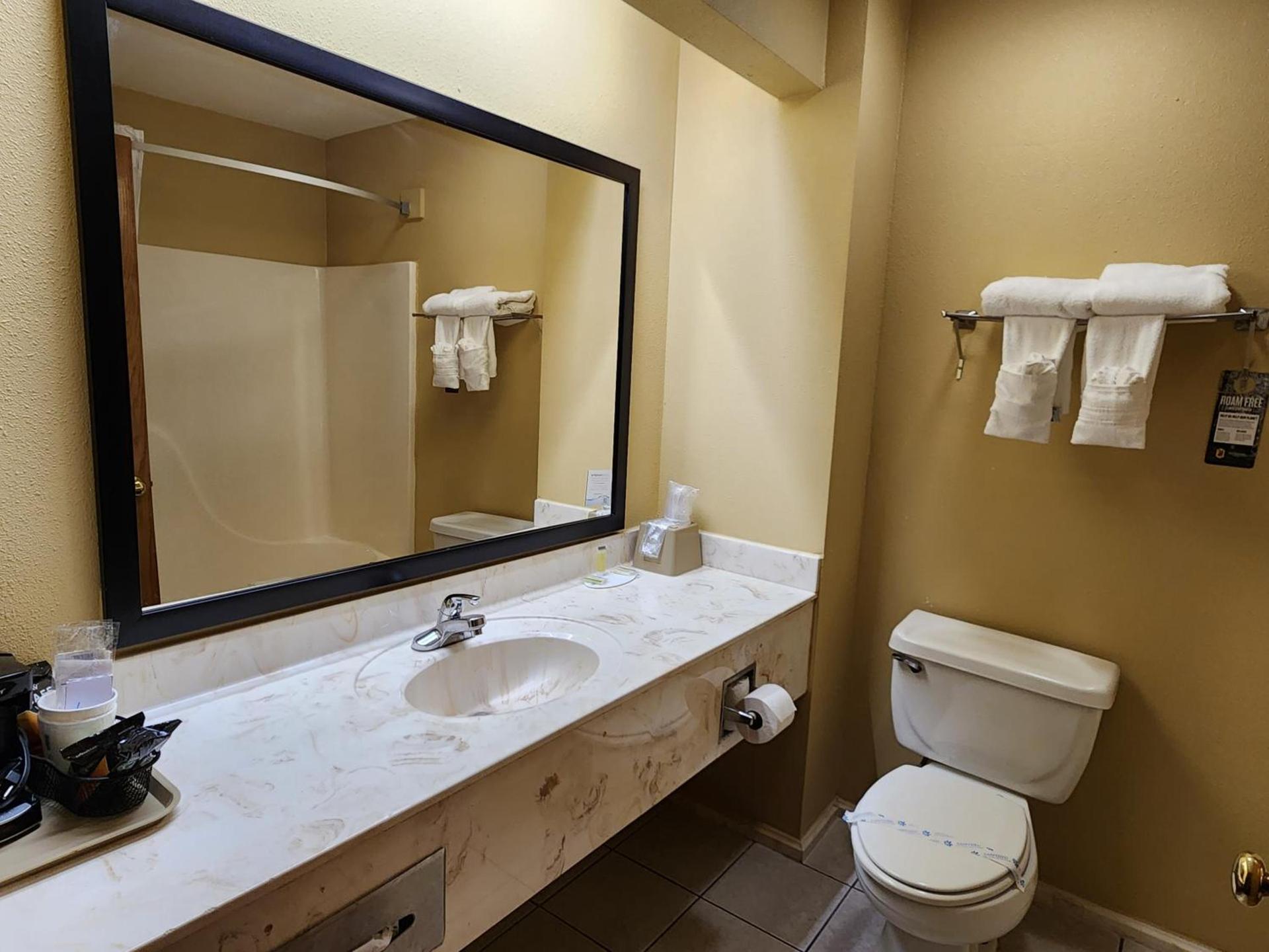 Super 8 by Wyndham Pine Bluff photo 34