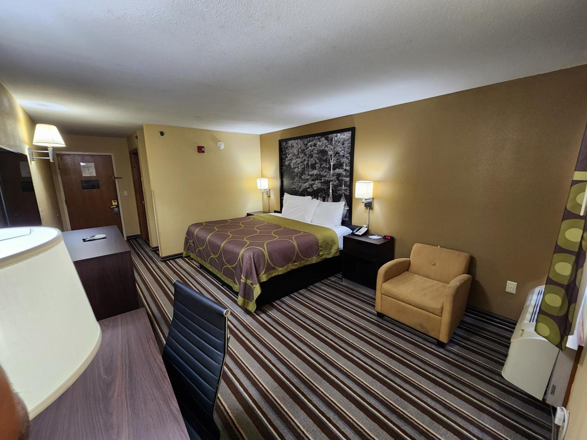 Super 8 by Wyndham Pine Bluff photo 10