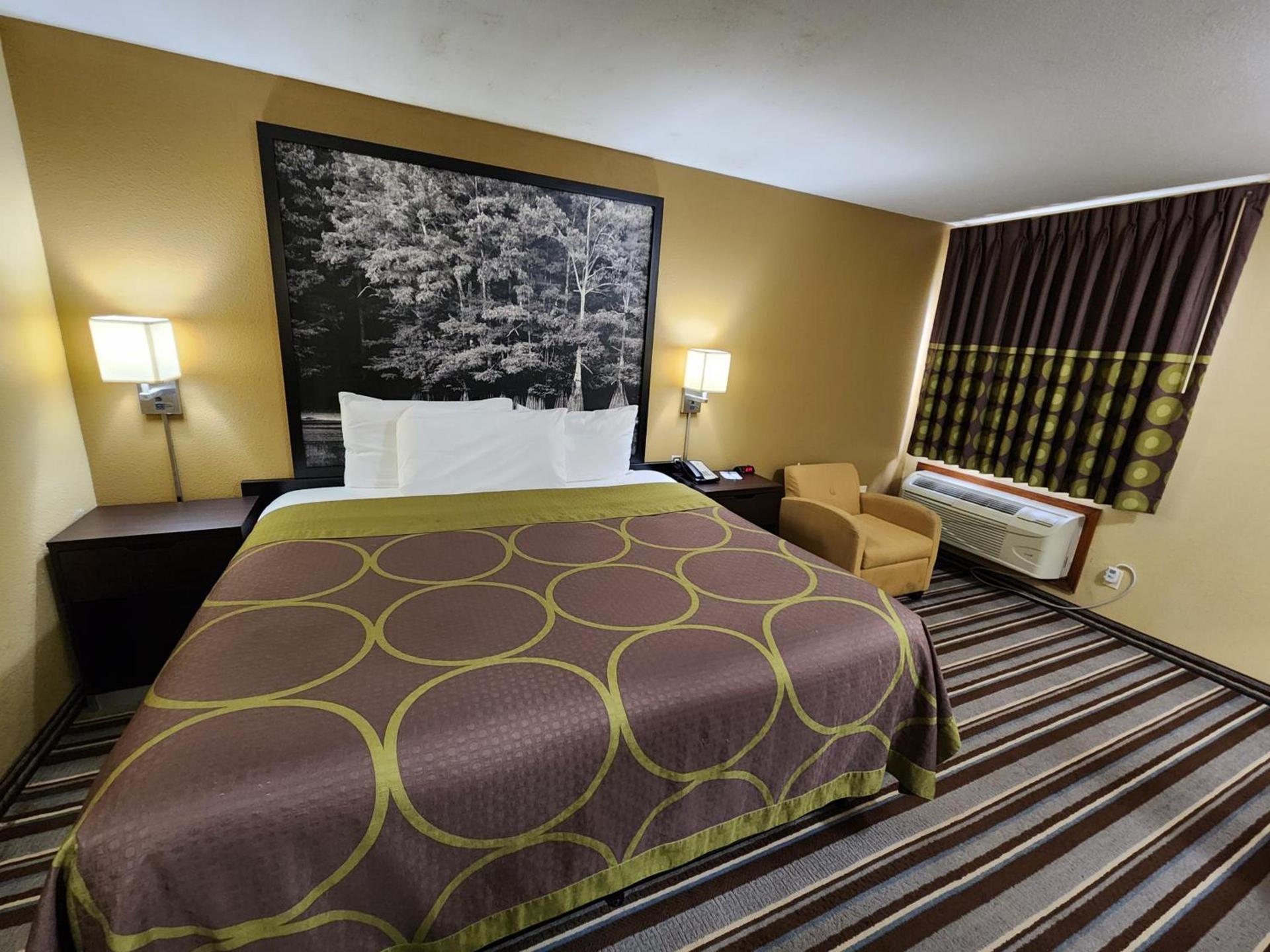 Super 8 by Wyndham Pine Bluff photo 35