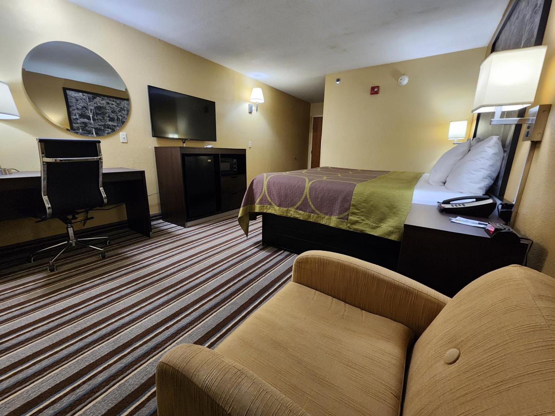 Super 8 by Wyndham Pine Bluff photo 36
