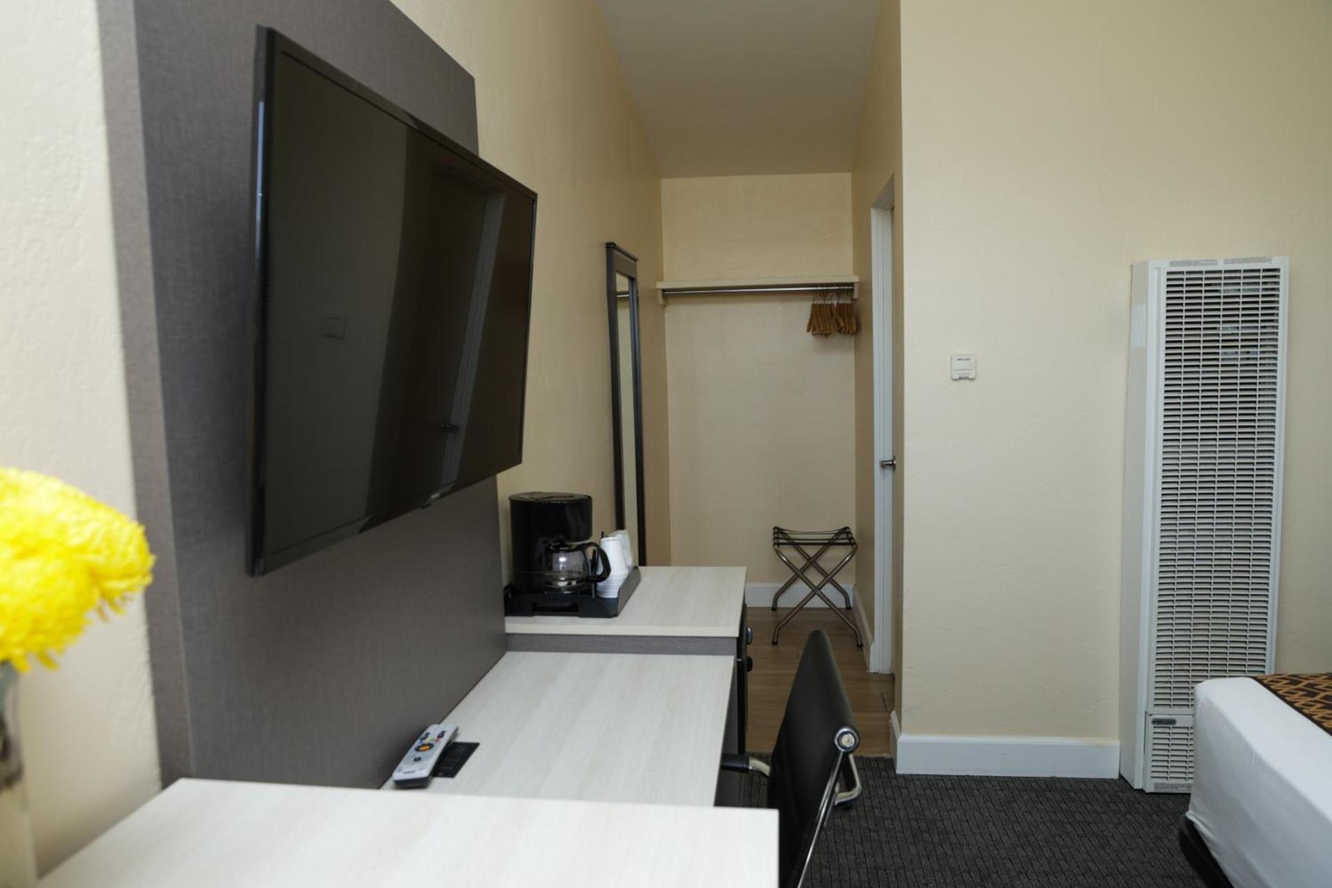 Silver Surf Motel photo 57