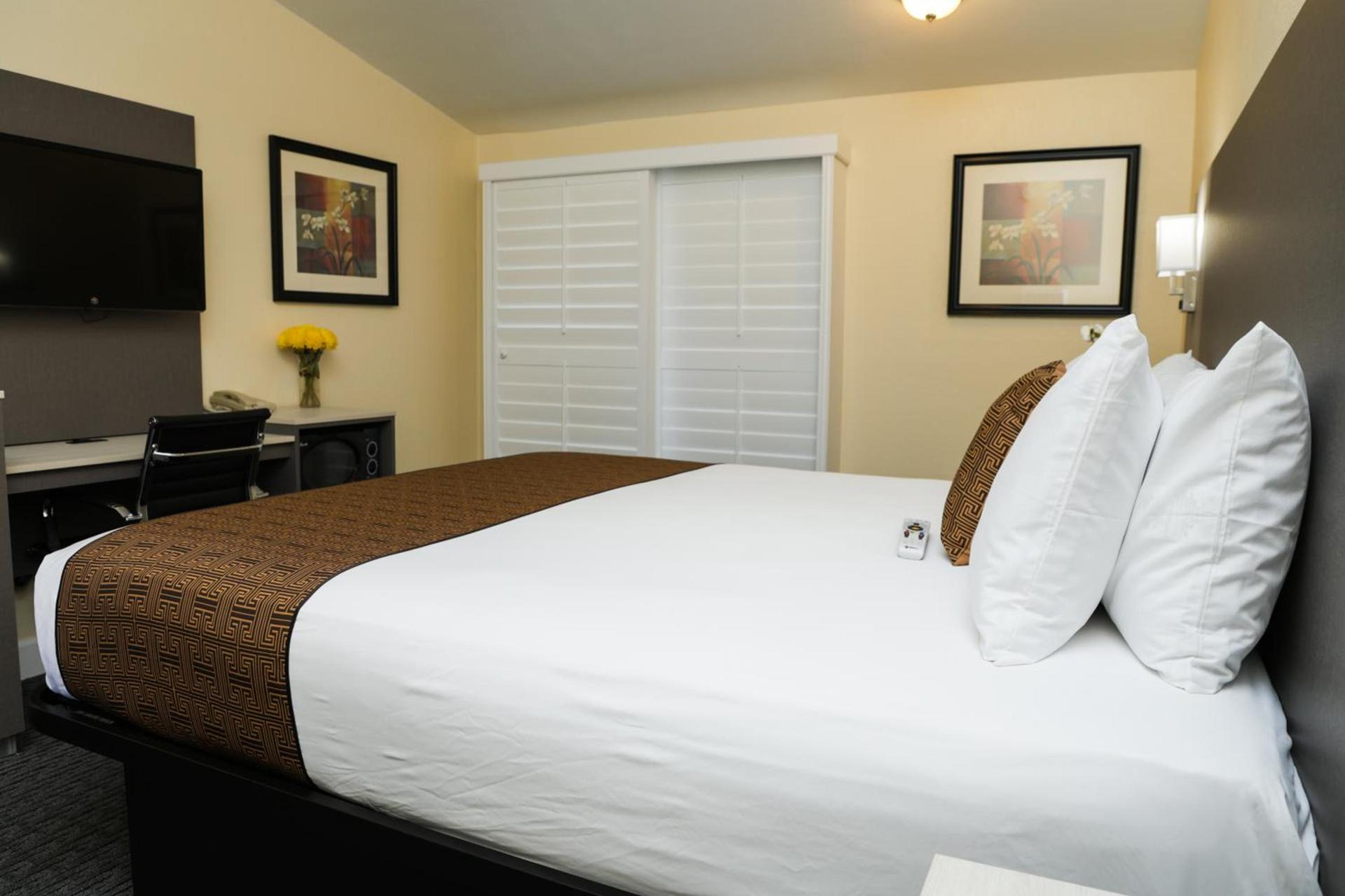 Silver Surf Motel photo 68
