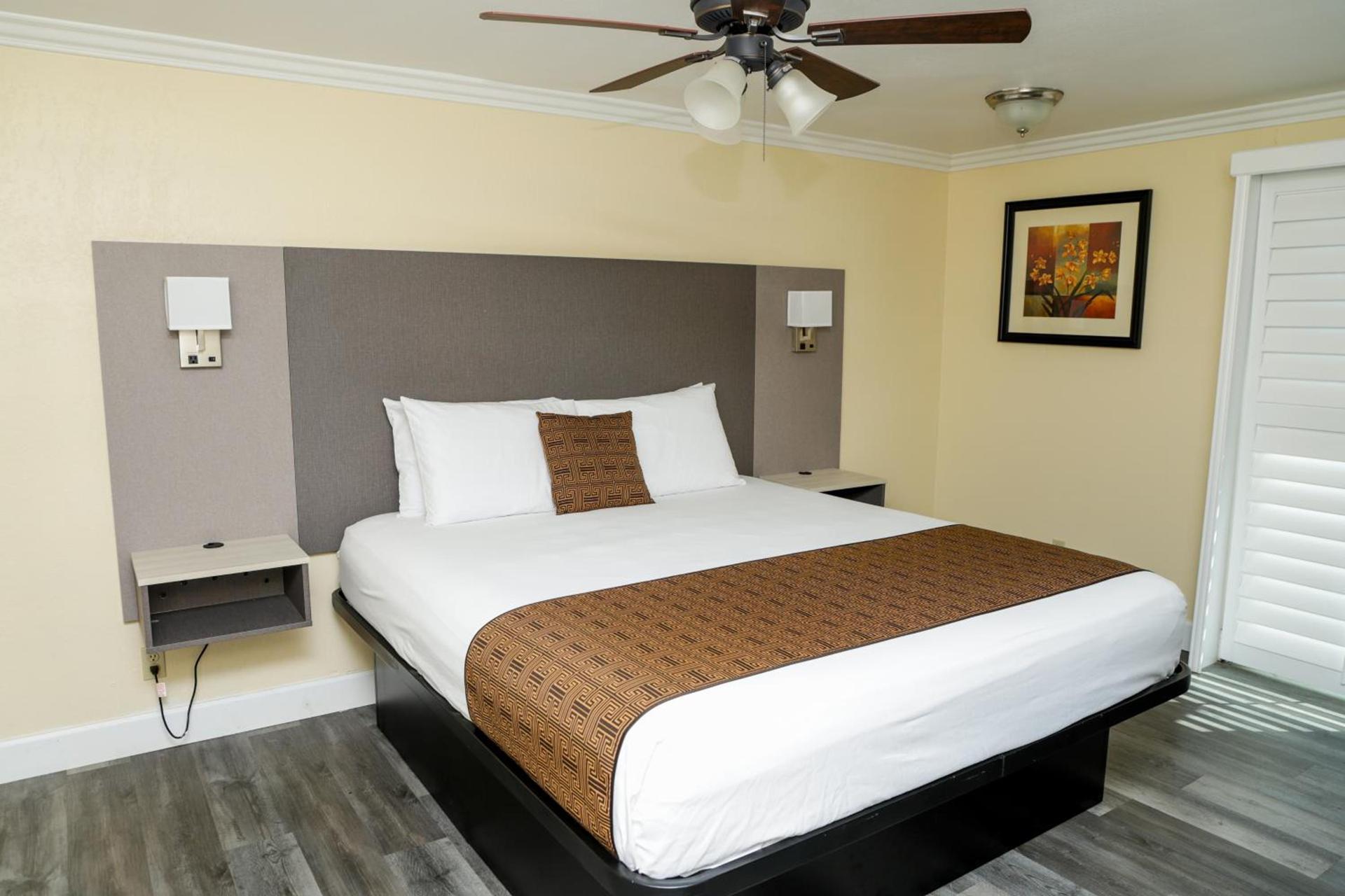Silver Surf Motel photo 71
