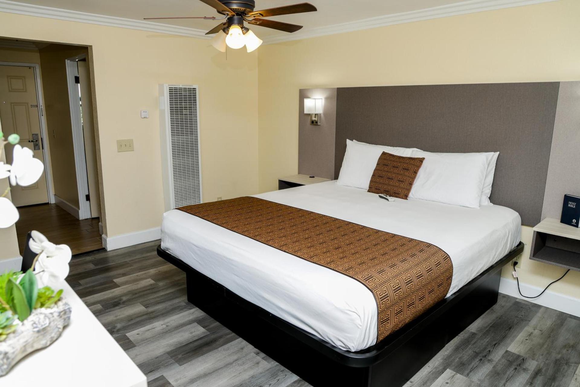 Silver Surf Motel photo 72