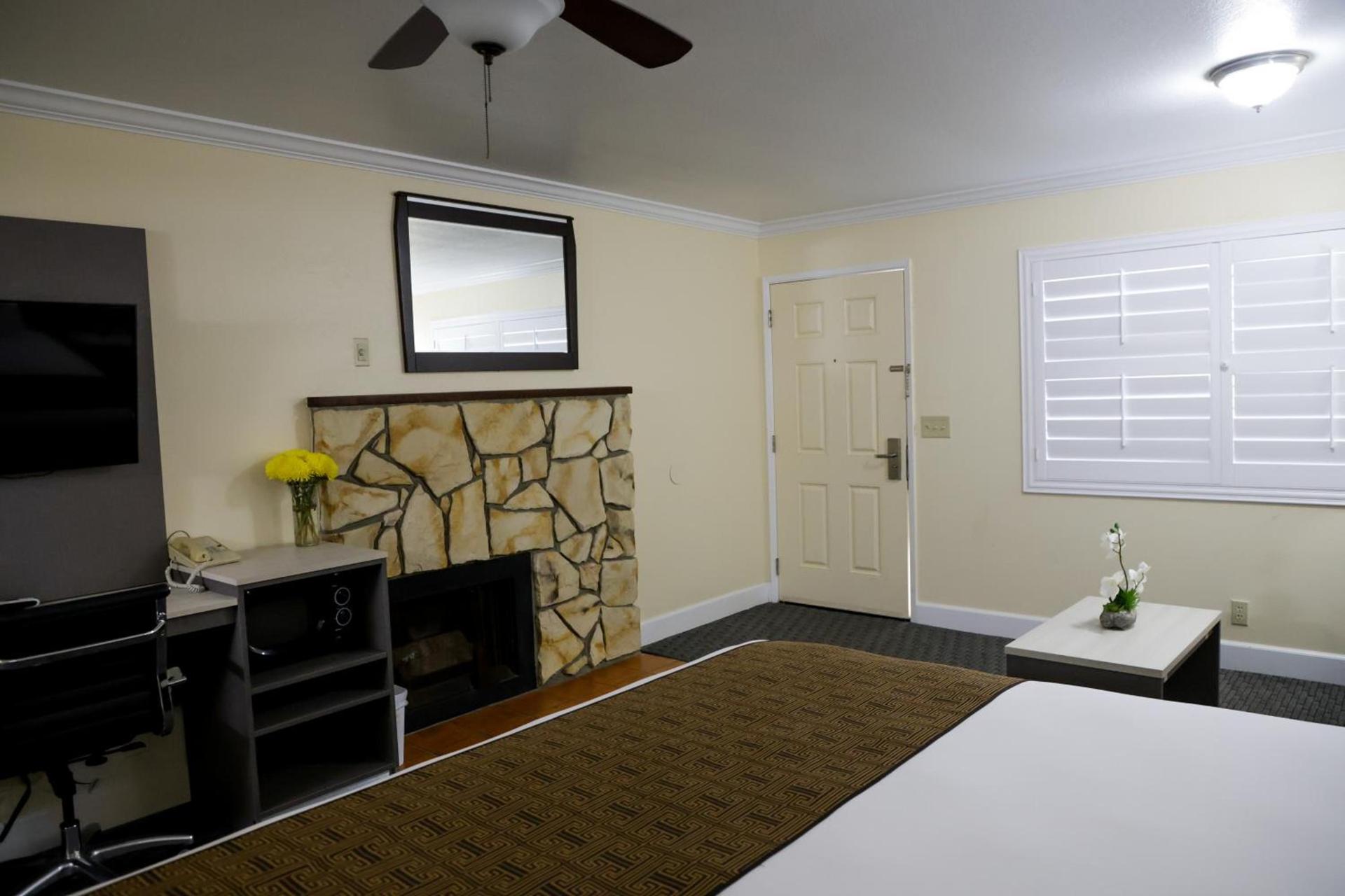 Silver Surf Motel photo 89