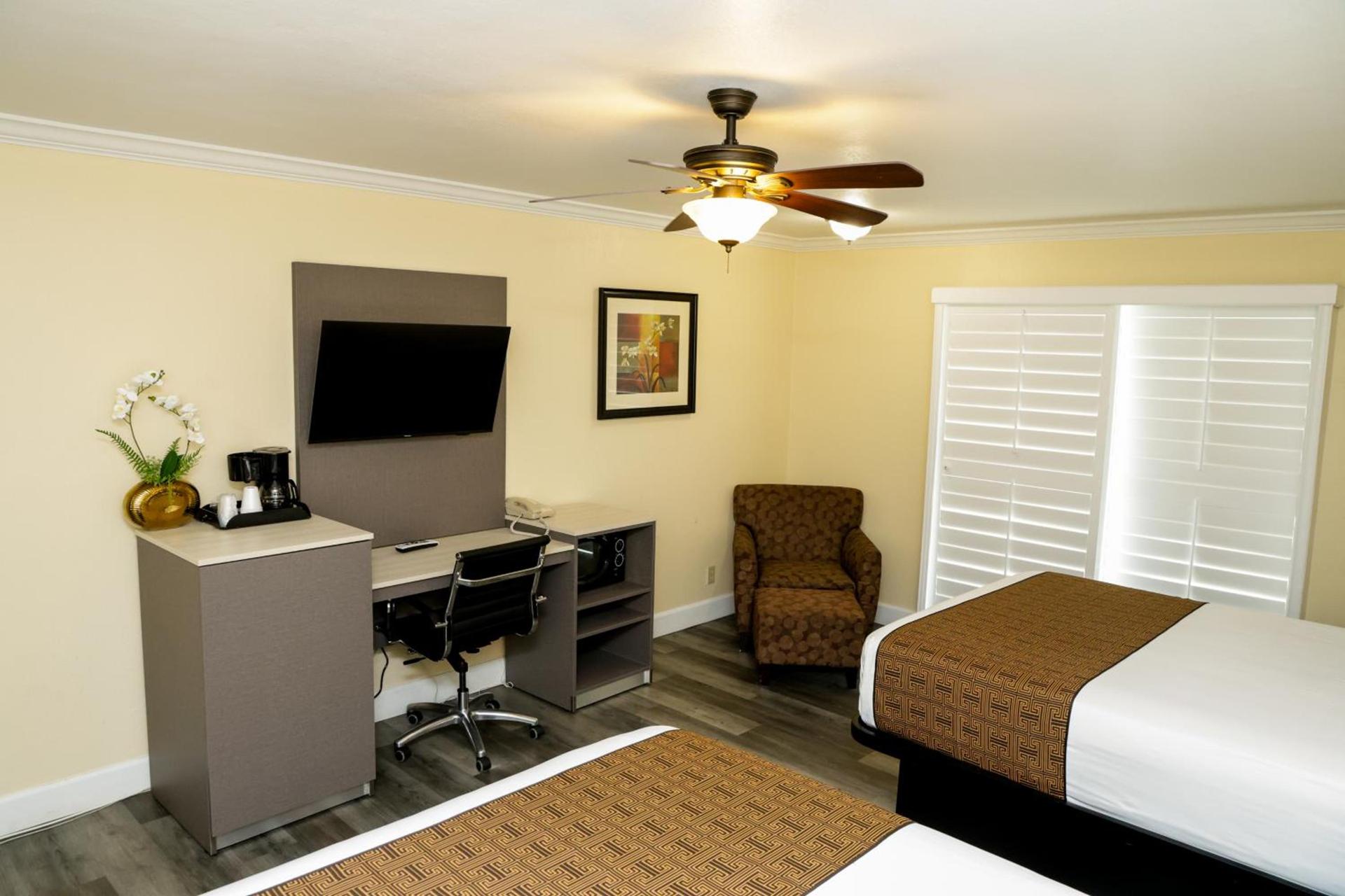 Silver Surf Motel photo 100
