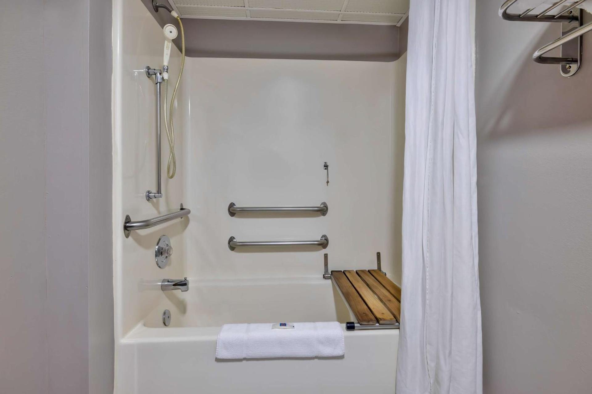 Motel 6 Stuart, IA photo 11
