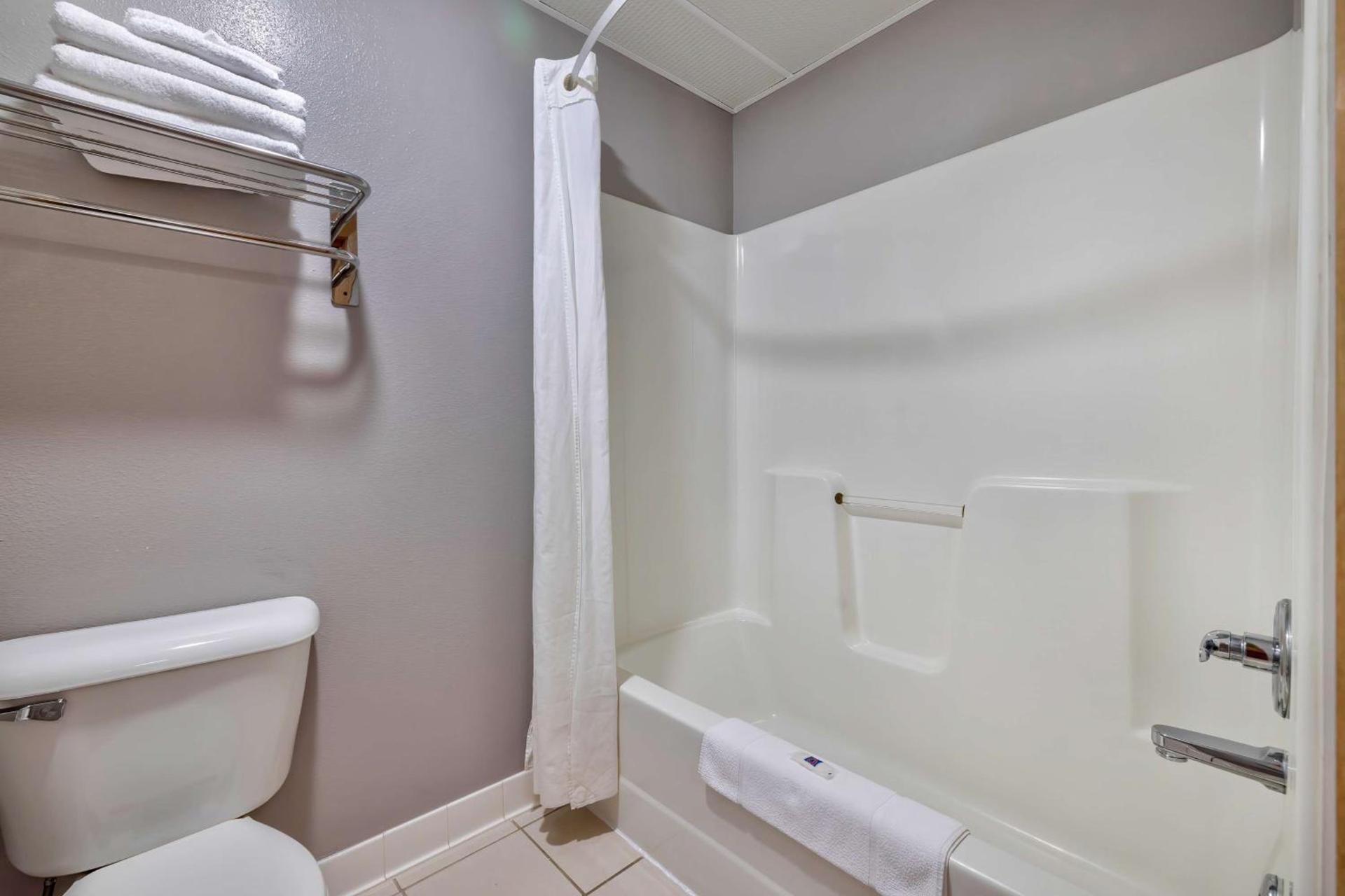 Motel 6 Stuart, IA photo 12