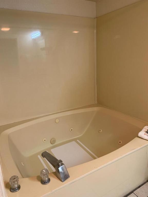 Budgetel Inn and Suites- FORT GORDON photo 12