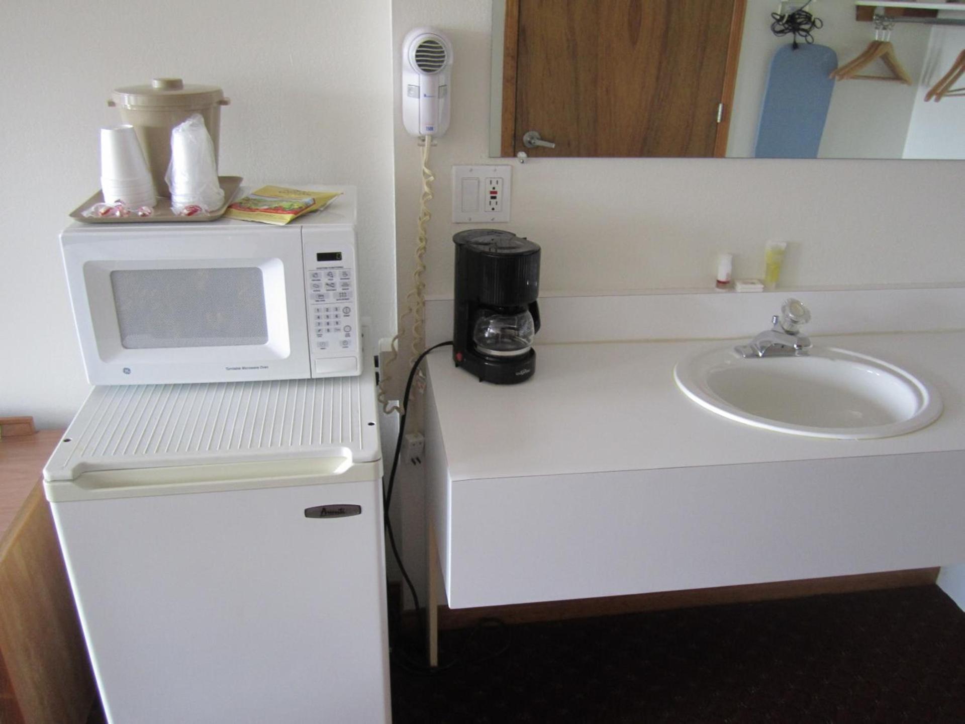 Bishops Country Inn Motel photo 9