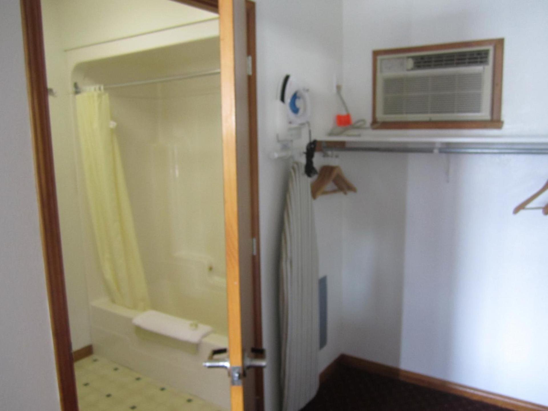 Bishops Country Inn Motel photo 14