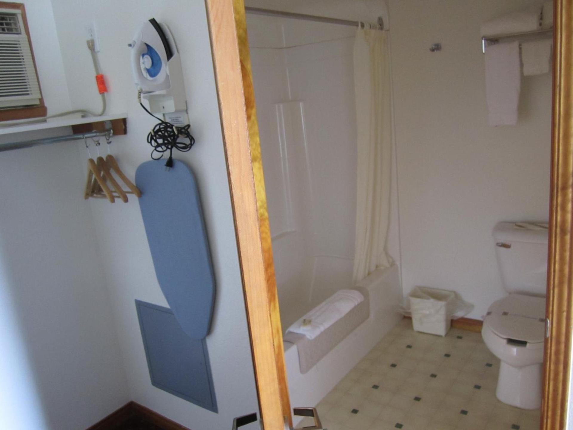 Bishops Country Inn Motel photo 16