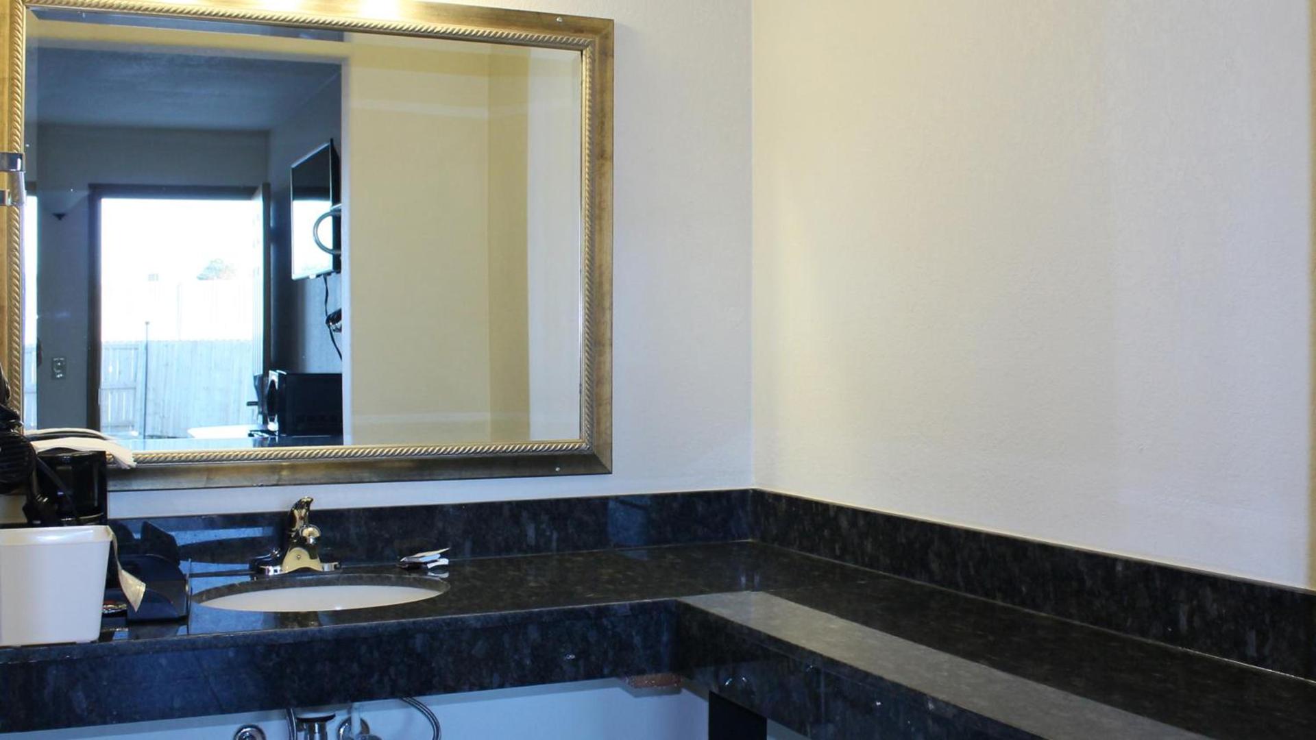 Royal Inn & Suites photo 2