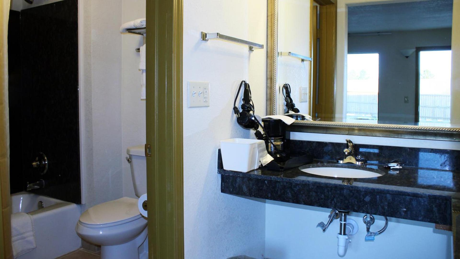 Royal Inn & Suites photo 12